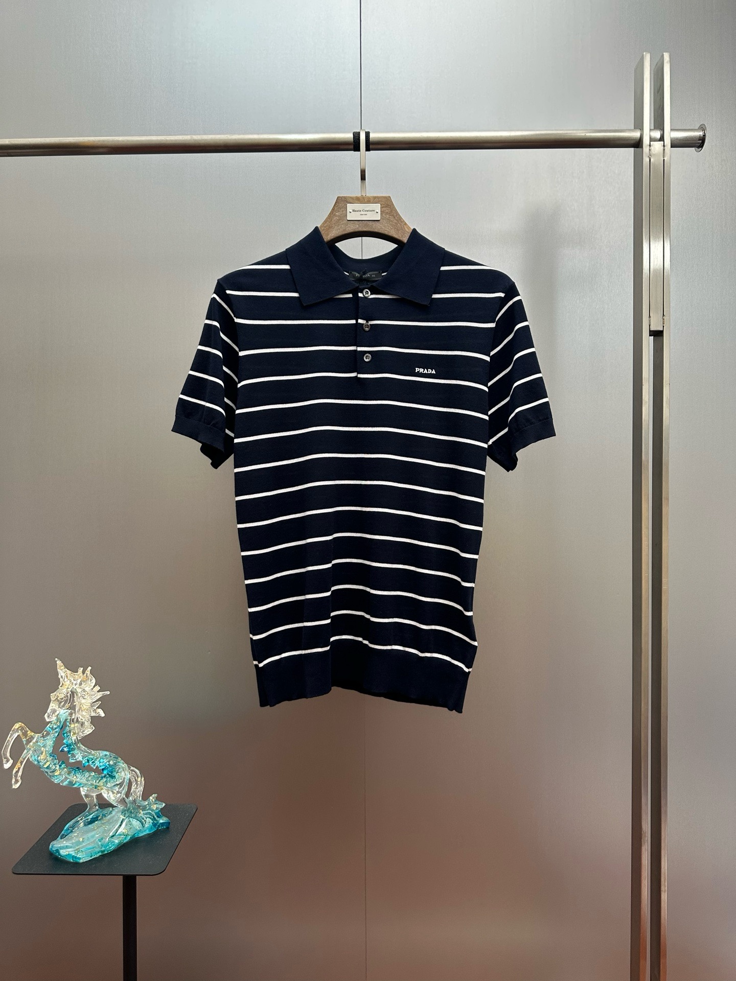 🔥P200@Prada Polo de punto a rayas azul marino Confeccionado con tejidos de punto finos y agradables para la piel, la p…