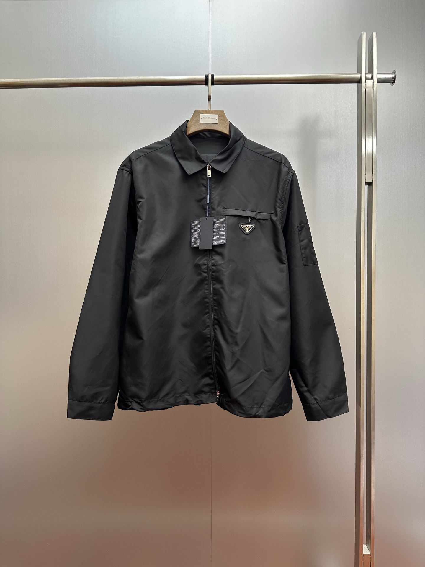 🔥P265@PRADA➡️La nueva chaqueta con cuello cuadrado de primavera y otoño de Prada 26SS es súper atractiva. El clásico l…
