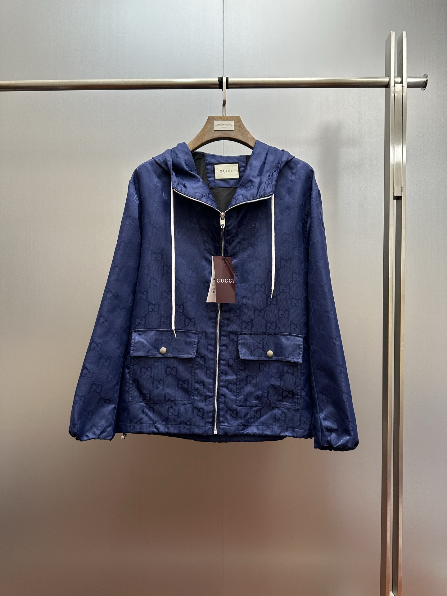 🔥P265@GUCCI Nueva chaqueta de mezclilla Gucci, elementos clásicos de la marca se fusionan hábilmente con det…