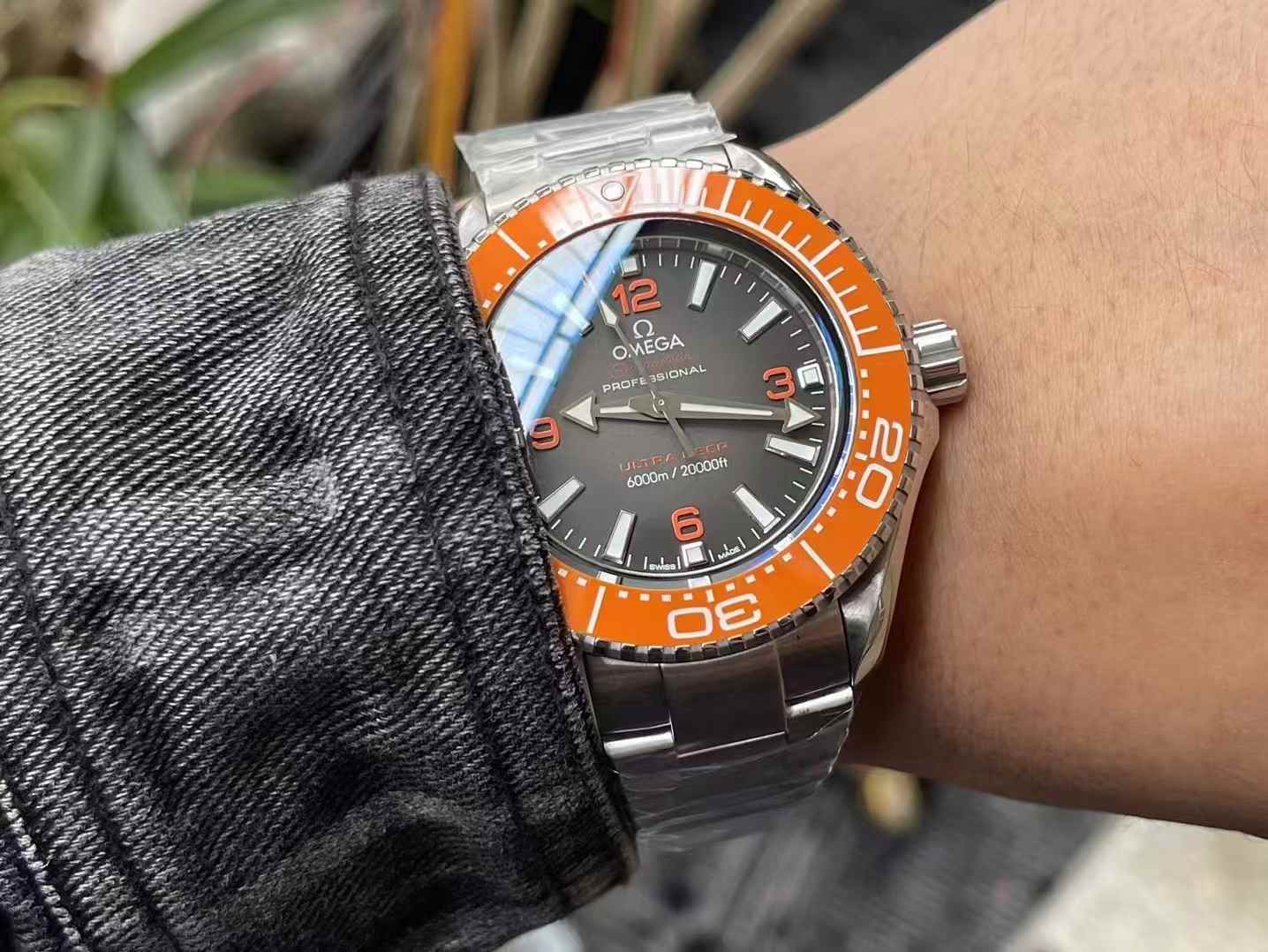 NO:158433,VR Seahorse Live Shooting - Rolex and Omega are like BMW and Mercedes-Benz in the automotive industry. There are products that are pointed out to the top in any market segment. For example, the water ghost known to all ages has a seahorse as a competitor, and when Rolex has a ghost king, Omega has a seahorse!  If you are used to seeing the traditional Ghost King, this Aquaman will surely make you shine!  VR super new product - Omega Ocean Cosmic Mi Professional Diving Series watches. The overall design style and proportion are consistent with the ocean of the past. The slightly raised cone sapphire mirror design can withstand water pressure more, and there is no pressure in swimming and ordinary diving!  The ceramic bezel uses liquid metal filling technology, and it has a unique design in the industry. The real sense of materiality will definitely make you love it!  All fill parts of the pointer and the scale time scale have super luminous displays, and you are the most dazzling star in the dark!  The size of the entire watch is 45.5×18 mm, thanks to the distinctive designs on the bezel, case and bottom cover, the entire watch looks not as thick as imagined from the side. In order to achieve stronger waterproof, the screw-in bottom cover does not have a back transparent design. The back cover lasers the never-fading Sea God modeling pattern according to different models. The exclusive custom-made Cal.8912 integrated movement is used inside, and the dense bottom back cover is even more flawless. The strap has an ergonomic design, and the buckle can be fine-tuned. The original mold cast of the entire watch is full of details. It must be a fine product for VR!  ,omega,rolex19860909VR海马实物拍摄——劳力士和欧米茄就像汽车行业的宝马和奔驰,任何细分市场都有针尖对麦芒的产品,比如老少皆知的水鬼就有了海马作为竞品,而当劳力士有了鬼王,欧米茄便有了海王！如果看惯了传统的鬼王,这款海王相信会让您眼前一亮！ VR超级新品——欧米茄海洋宇宙米专业潜水系列腕表,整体设计风格和造型比例与当年的海洋一脉相承,略带凸起的圆锥形蓝宝石表镜设计,更加能承受住水压,游泳和普通潜水完全没压力！ 陶瓷表圈用上了液态金属填充技术,业内独一无二的设计,实物质感肯定能让您爱不释手！ 指针和刻度时标所有的填充部分均有超强夜光显示,黑暗中您就是那颗最耀眼的星星！ 整表45.5×18毫米的尺寸,得益于表圈、表壳和底盖上各种层次分明的设计,使得整枚腕表从侧面看上去并没有想象中那么厚重. 旋入式底盖为了实现更强的防水,这枚腕表并没有做背透设计,后盖根据不同的型号镭射出永不褪色的海神造型图案. 内部使用了独家定制的Cal.8912一体机芯,密底后盖更加是无破绽.表带增加了人体工程学设计,表扣可以进行微调装置. 整表原版开模铸造,细节满满,VR出品 必属精品！,,omega,rolex,Watch