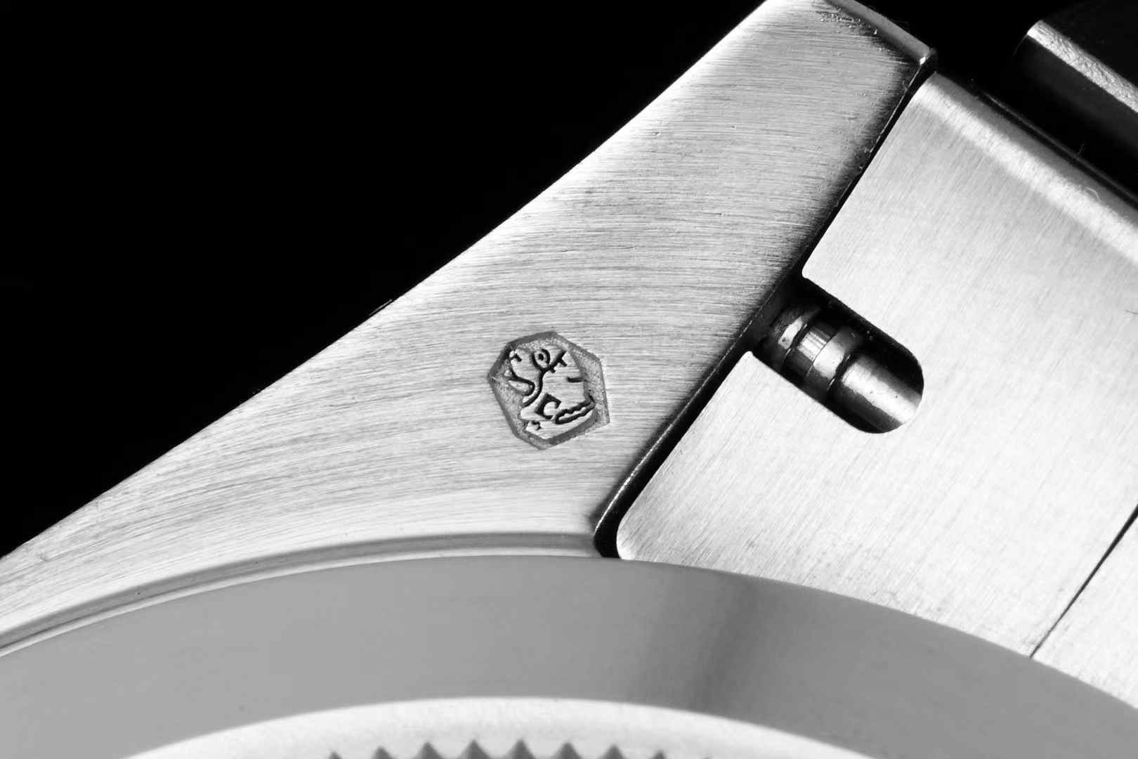 NO:158400,All the amazing things come from continuous breakthroughs and another super copy weekly calendar DAY-DATE40 series in cloning history - a heavy version (the weight of the official watch is about York). Breaking through the limits of traditional craftsmanship, the conventional stainless steel material on the market has a specific gravity of 8, the counterweight material has a specific gravity of 12.5, and the official K gold specific gravity of 16.5. We have developed a special material comparable to the specific gravity of K gold. The products cast through this material can be infinitely close to the K gold case in terms of weight and texture.  There are two options for the entire series of products. It is equipped with the Asina 2836 movement, which is about gram-high weight, and the customized version of Cal.vr movement is about 195 grams. For watch friends who like Jinlao, they can detoxify and say goodbye to the embarrassing scene of light and fluttering. Whether it is gold, platinum or rose gold, the product has a reinforced color to make it less likely to oxidize and fade. The details of the entire watch are full of sincerity, and even the steel mark on the back can clearly see the three-dimensional pattern, etc., KF produces it. It must be a fine product.,, gold19860909所有的惊艳——都源自于不断地突破,克隆史上又一款超级副本星期日历型DAY-DATE40系列——足重版（官方整表重量约克左右）. 突破传统工艺极限市面常规的不锈钢材料比重为8,配重材料比重为12.5,官方K金比重是16.5,而我们研制出可媲美K金比重的特殊材质,经此材质铸造出来的产品能与K金表壳,在份量与质感上无限接近. 全系列产品可供两个选择,搭载稳定性之王Asina2836机芯是克左右的足重版,搭载定制版Cal.vr机芯是195克左右的配重版.针对喜欢金劳的表友,从此可以解毒告别上手轻飘飘的尴尬场景,不管是黄金色、铂金色还是玫瑰金色,产品均有加强固色使其更加不容易氧化褪色.整表细节之处满满皆是诚意,就连背部的狗头标钢印都可以清晰的看到立体纹路等等,KF出品 必属精品.,,gold,Watch