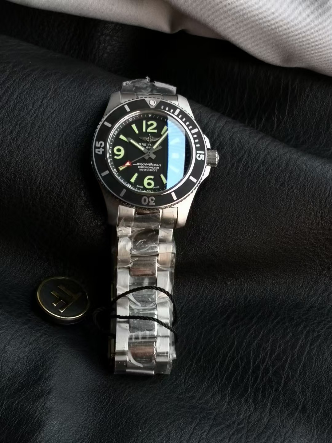 NO:158408,TF (Technology Factory) is a factory focusing on Breitling, a new Super Marine Series. It has been continuing to cooperate with the original embryo factory, requiring quality assurance, and all accessories are interchangeable with the original factory. 1 The case adopts 316 stainless steel thickness 13.3mm with ratchet unidirectional bezel. 2: The mirror material is specially made of curved sapphire crystal glass, double-sided anti-glare. 3 The crown handle is screwed in and double sealing gaskets to achieve waterproof effect (waterproof depth reaches meter). 4 movement adopts 2824 movement perfectly beautiful effect. The Super Marine Series is worth owning, selective purchase, worry-free quality control., Tom ford, breitling19860909TF（Technology Factory）一家专注百年灵的工厂,新超级海洋系列.一直延续与原厂胚厂合作,要求质量达到保证,所有的配件与原厂可互换.1表壳采用316精钢厚度13.3mm配置棘轮式单向表圈.2:表镜材质特殊采用弧面蓝宝石水晶玻璃,双面防眩.3表冠把头位置旋入式,双密封垫,达到了防水的效果（防水深度达到米）4机芯是采用2824机芯完美美观效果.超级海洋系列值得拥有,选择性购买,品控无忧.,,tom ford,breitling,Watch