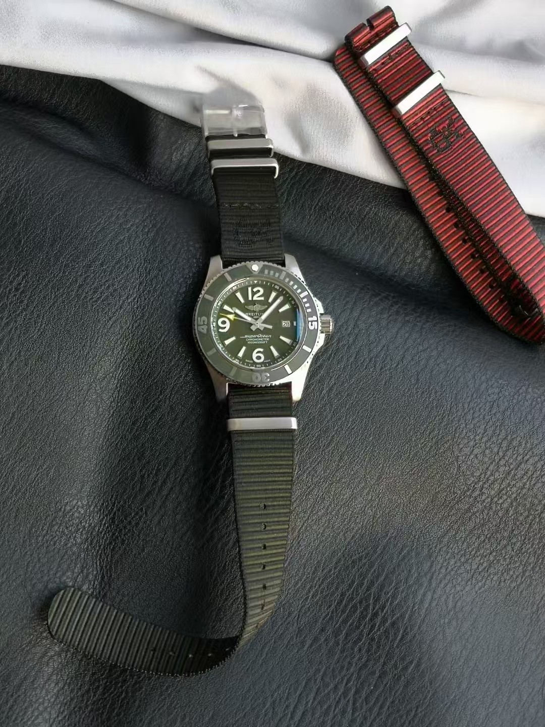 NO:158421,TF (Technology Factory) is a factory focusing on Breitling, a new Super Marine Series. It has been continuing to cooperate with the original embryo factory, requiring quality assurance, and all accessories are interchangeable with the original factory. 1 The case adopts 316 stainless steel thickness 13.3mm with ratchet unidirectional bezel. 2: The mirror material is specially made of curved sapphire crystal glass, double-sided anti-glare. 3 The crown handle is screwed in and double sealing gaskets to achieve waterproof effect (waterproof depth reaches meter). 4 movement adopts 2824 movement perfectly beautiful effect. The Super Marine Series is worth owning, selective purchase, worry-free quality control., Tom ford, breitling19860909TF（Technology Factory）一家专注百年灵的工厂,新超级海洋系列.一直延续与原厂胚厂合作,要求质量达到保证,所有的配件与原厂可互换.1表壳采用316精钢厚度13.3mm配置棘轮式单向表圈.2:表镜材质特殊采用弧面蓝宝石水晶玻璃,双面防眩.3表冠把头位置旋入式,双密封垫,达到了防水的效果（防水深度达到米）4机芯是采用2824机芯完美美观效果.超级海洋系列值得拥有,选择性购买,品控无忧.,,tom ford,breitling,Watch