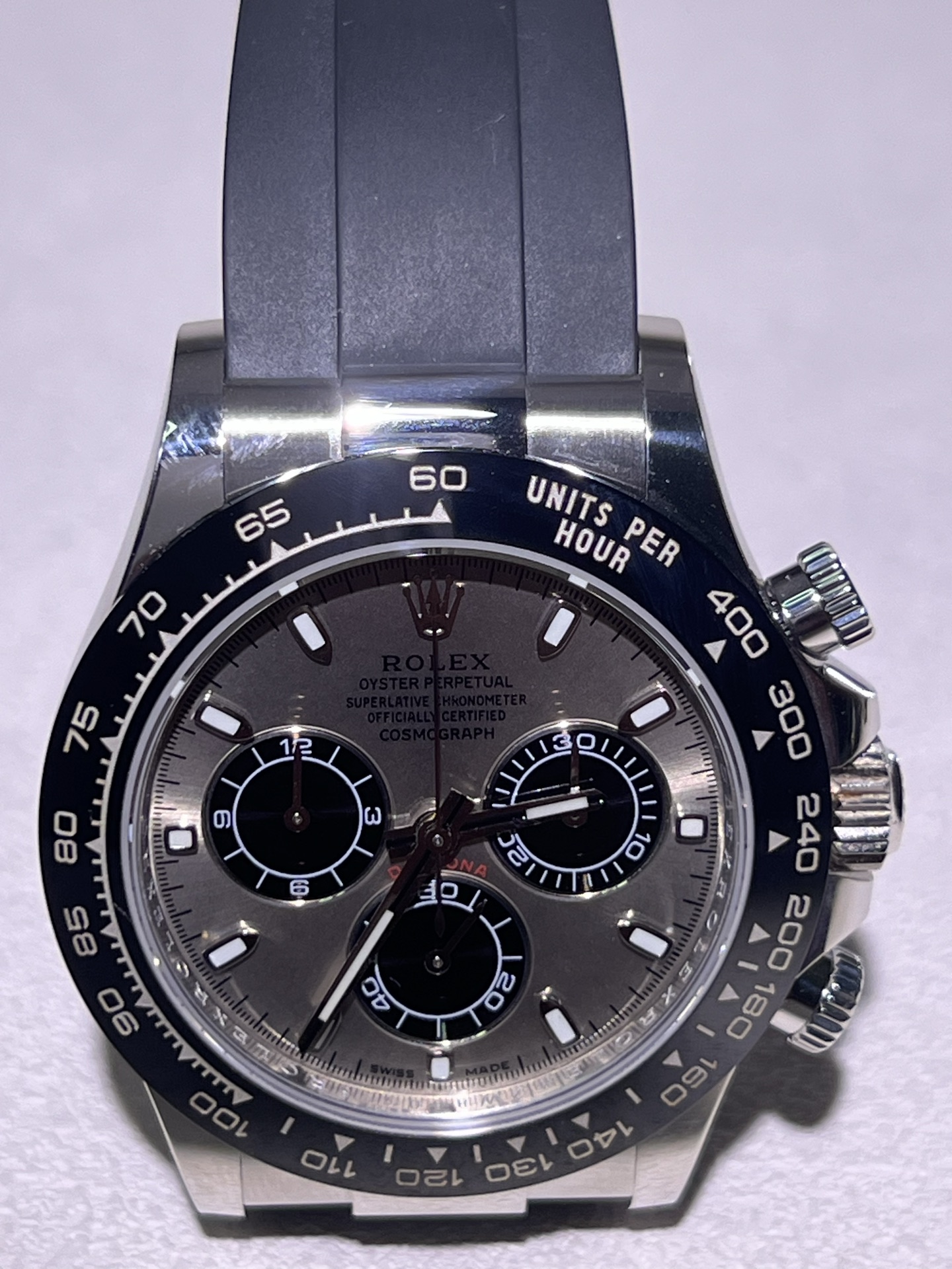 NO:726407,'Xiaoxi' studio customized version of Daytona. The new model is equipped with Dandong integrated 4131 chronograph movement. The old model is equipped with Dandong integrated chronograph movement. The remaining accessories are all assembled into watches with customized parts. Customized sapphire crystal glass, hands, dial, customized tungsten copper scale ring, colored gemstone scale ring. Customized fluorine rubber strap, customized real meteorite dial. Customized tungsten copper material case strap (to the same weight as the original version). Customized Swiss PVD gold coating process.  If you know the goods, you can use it to compare. Dare to PK any manufacturer's counterweights. High-end quality products can stand the test. High-end products that will not fade or peel off are the favorites of 'labor fans'. An authoritative organization appraisal certificate can be issued with gold on the surface. A real watch, a serial code, and a certificate. It is an authentic certificate that can be scanned and checked. Gold-coated, it is very durable and beats all factory products. The gold-coated process of this watch is an advanced photoelectric coating to avoid oxidation caused by the contact between the tungsten copper alloy shell and oxygen.  The color of the precious metal is processed using the traditional gold-plating process, and the color and texture are infinitely close to that of 18K gold. The traditional gold-plated surface also requires PVD vacuum coating technology to increase durability. In fact, three additional processes are required to ensure that it can be burned at a high temperature of 1,000 degrees for three minutes without fading. Solemn promise: Warranty for 2 years. If fading is found, replace it with a new one. This watch can issue an appraisal certificate of 'gold on the surface' and will not fade or peel. All factory products are sold instantly.19860909“小西”工作室定制版迪通拿 新款搭载丹东一体4131计时机芯 老款搭载丹东一体计时机芯 剩余配件全部是用定制件组装成表 定制蓝宝石水晶玻璃,针,表盘, 定制钨铜刻度圈,彩宝石刻度圈 定制氟橡胶表带,定制真陨石表盘 定制钨铜材质表壳表带（达到和原版一样重量） 定制瑞士PVD包金工艺 懂货的您拿去货比三家 敢PK任何厂货的配重劳 高端品质产品经得起考验 不会掉色掉皮的高端产品“劳粉”的最爱 可以出具表面含金的权威机构鉴定证书 做到真实的一表一串码一证书 是可以扫码查询的真证书 包金处理,的非常耐用,秒杀一切厂货 这个表的包金工艺,是先经行的光电涂层 避免钨铜合金壳和氧气接触会发生氧化 在用传统的包金工艺加工上贵金属的颜色 颜色质感无限接近18K金的颜色质感 在传统包金的表面还要进行PVD真空覆膜技术 才能增加耐用度 其实是增加了三次工艺 才可以做到在一千度的高温下持续烧三分钟海不掉色 郑重承诺 质保2年,发现掉色换新 这个表是可以出具“表面含金”的鉴定证书 不会掉色掉皮,秒杀一切厂货,,Watch