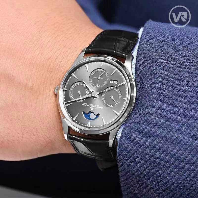 NO:822303,Real shot of the same watch from Marvel's Doctor Strange. The overall design is as mysterious as Doctor Strange. Jaeger-LeCoultre designed the Master Ultra Thin series to be a classic formal watch that is more in line with modern aesthetics. It makes full use of the Grand Maison's long-standing ultra-thin design technology and demonstrates the Grand Maison's philosophy of combining exquisite craftsmanship with timeless aesthetics.  VR super new product - Jaeger-LeCoultre Perpetual Calendar series, after years of research and development of a full-featured perpetual calendar movement, it has finally realized the use of an imported integrated movement to restore all the functions of the complex Cal./1 movement, and corrected the shortcomings of other versions on the market. 1 - The thinnest. Each accessory is individually CNC precision cast to restore the diameter of the entire watch to 39mm. The thickness is based on the full realization of complex functions, and the overall thickness is controlled as much as possible, now to a thickness of 10.2mm.  2-The most authentic dial craftsmanship is infinitely close to the original version. It is different from the three-dimensional sense and glossiness of the scales of other versions. The craftsmanship of the three function dials is consistent with the original version and is sunken. It is different from other versions by only one layer. 3-The most beautiful one uses the crown princess pointer, which is the so-called yin and yang needle. The crown princess sword-shaped pointer is the iconic pointer of Jaeger-LeCoultre. It is half sandblasted and half polished. The hour and second hands are both micro-bent. The blue needle is burnt steel blue, and the blue is more pure.  4—The most authentic movement plywood undergoes a flower-washing process to restore the plywood texture of the movement as much as possible. The details on the front and back are all craftsmanship, which is different from other versions without any modification. Operation notes 1—The month dial function is displayed at 6 o’clock and can be adjusted by touching the invisible button at 8 o’clock. 2—The day of the week dial function is displayed at 9 o’clock and can be reversed through the 24-hour time adjustment by pulling out the second gear of the crown.  3 - The calendar disk function is displayed at 3 o'clock, and the date can be adjusted forward by pulling out the first gear of the crown. It is not reversible, because this function will be linked to the moon image disk. 4 - The moon phase disk function is located at 12 o'clock. The moon phase window runs one circle in 30 days to achieve a true function and true moon image. It can be adjusted reversely by pulling out the first gear of the crown, which actually solves the problem that the moon image function cannot be adjusted independently.  5 - The perpetual calendar function can be touched by the invisible button at 8 o'clock. The annual calendar is adjusted by month. The perpetual calendar year operates normally, which facilitates the operation of the annual calendar function module. The year display makes it easier to replace the perpetual calendar function module.  6——The warning window function is a fan-shaped window located above the central needle axis of the dial. When it is displayed in white, the function can be adjusted manually. When it is displayed in blue, it is a forbidden time period. When it is displayed in blue, no functions can be operated to avoid damaging the normal service life of the movement. Therefore, the model/1 movement is a complex function movement, and it is not a defect of the movement. The same is true for the original.,,jaeger-lecoultre19860909实拍漫威奇异博士同款腕表,整体设计正如奇异博士般富有神秘色彩.积家将Master Ultra Thin超薄大师系列设计为更加符合现代审美的经典正装表,充分利用大工坊历史悠久的超薄设计工艺,彰显大工坊将精湛技艺与隽永美学相结合的理念. VR超级新品——积家大师万年历系列,经过多年地研制全功能万年历机芯,终于实现使用进口一体机芯还原复杂功能Cal./1机芯的所有功能,并修正了市面上其他版本的不足之处. 1—最薄每个配件均单独通过CNC精密铸造,以此来还原整表39mm的直径,厚度更是在复杂功能全实现的基础上,尽可能控制整体厚度,现做到10.2mm的厚度. 2—最正表盘工艺无限接近原版,区别于其他版本的刻度立体感和光泽度,三个功能盘的工艺均与原版一致为下沉式,区别于其他版本只有一层. 3—最靓使用太子妃指针,也就是所谓的阴阳针,太子妃剑型指针是积家的标志性指针,为一半喷砂一半抛光,且时针和秒针均为微压弯工艺,蓝针为烧钢蓝,蓝色更纯正. 4—最真机芯夹板进行洗花工艺,尽可能还原机芯的夹板纹路,正反面细节之处皆是工艺,区别于其他版本没做任何修饰. 操作注释 1——月份盘功能在6点位显示,可通过8点位隐形按键触及调节. 2——星期盘功能在9点位显示,可通过表冠拉出的第二个档位逆转通过24小时时间调节. 3——日历盘功能在3点位显示,可通过表冠拉出的第一个档位顺转向前调节日期,不可逆调,因为该功能会联动月像盘. 4——月相盘功能位于12点位置月相窗口30天运行一圈,实现真功能真月像,可通过巴的拉出的第一个档位逆转调节,实际解决了月像功能不能单独调节的问题. 5——万年历功能可触及8点位置隐形按键通过月份调节年历,万年历年份正常运行,这样便于年历的功能模块运转,年份显示-使更换万年历功能模块更简便. 6——警示窗功能位于表盘中央针轴上方的一个扇形窗口,显示为白色时可手动调整功能,显示为蓝色是禁区时间段,当显示蓝色时间段不可以操作任何功能,以免破坏机芯的正常使用寿命,因此款/1机芯为复杂功能机芯,并不是机芯缺陷,原装也是如此.,,jaeger-lecoultre,Watch