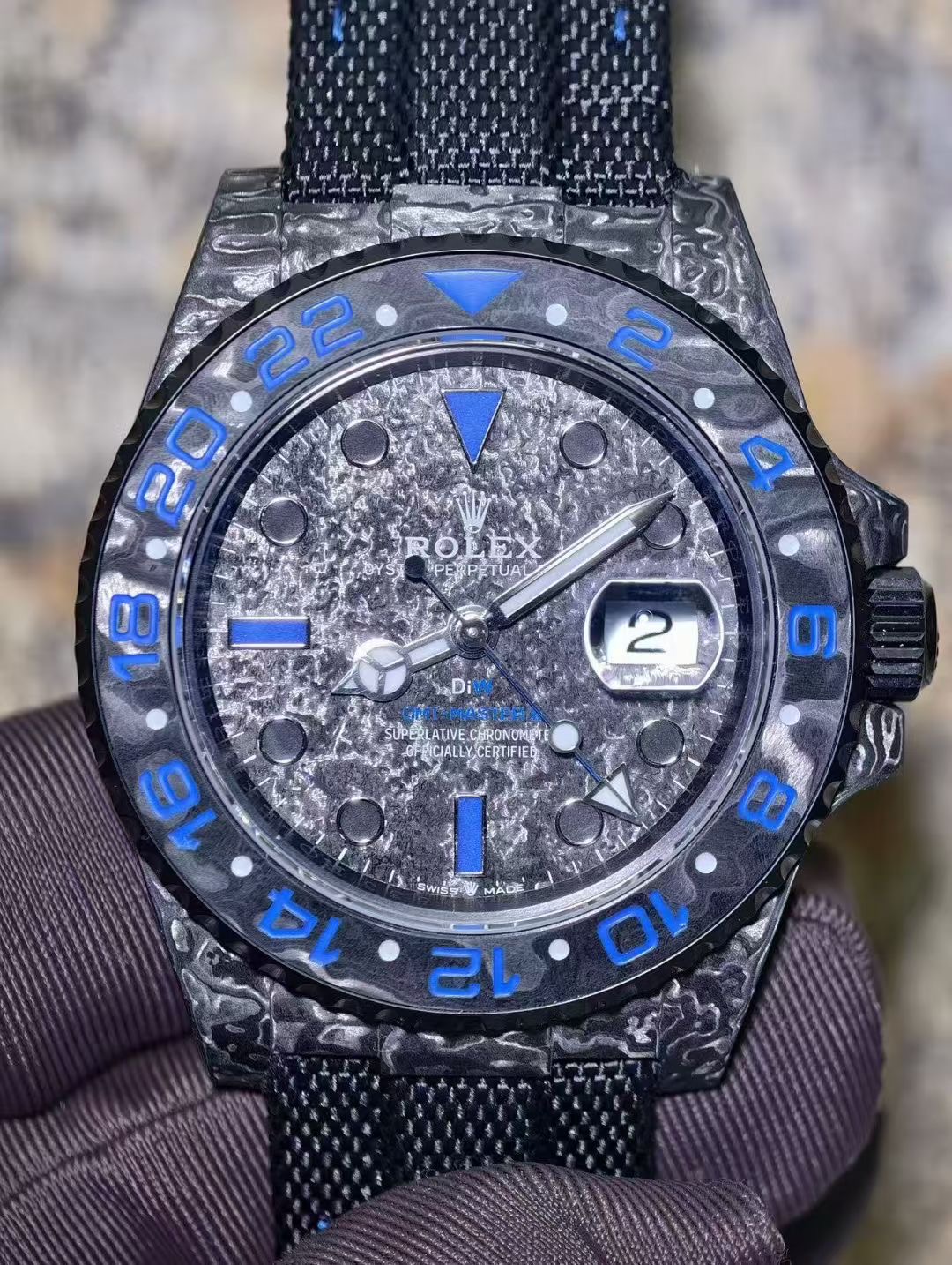 NO:822235,The Greenwich GMT full carbon fiber mechanical watch produced by the DIW modified brand is equipped with an integrated 3186 movement, real GMT function, quick hour adjustment and calendar. The remaining accessories are all assembled into the watch with customized parts. Customized hands, customized sapphire crystal glass, 3 o'clock sapphire coated magnifying glass, customized imported carbon fiber dial, customized imported carbon fiber scale ring, customized imported NTT material case, customized five-star titanium alloy screws, customized imported NTT material buckle, customized canvas Velcro strap,19860909DIW改装品牌出品的格林尼治GMT全碳纤维机械表 搭载一体3186机芯,真实GMT功能,快调时针调日历 剩余配件全部是用定制件组装成表 定制指针 定制蓝宝石水晶玻璃 3点钟蓝宝石镀膜放大镜定制进口碳纤维表盘 定制进口碳纤维刻度圈口 定制进口NTT材质表壳 定制五星钛合金螺丝 定制进口NTT材质表扣 定制帆布魔术贴表带,,Watch
