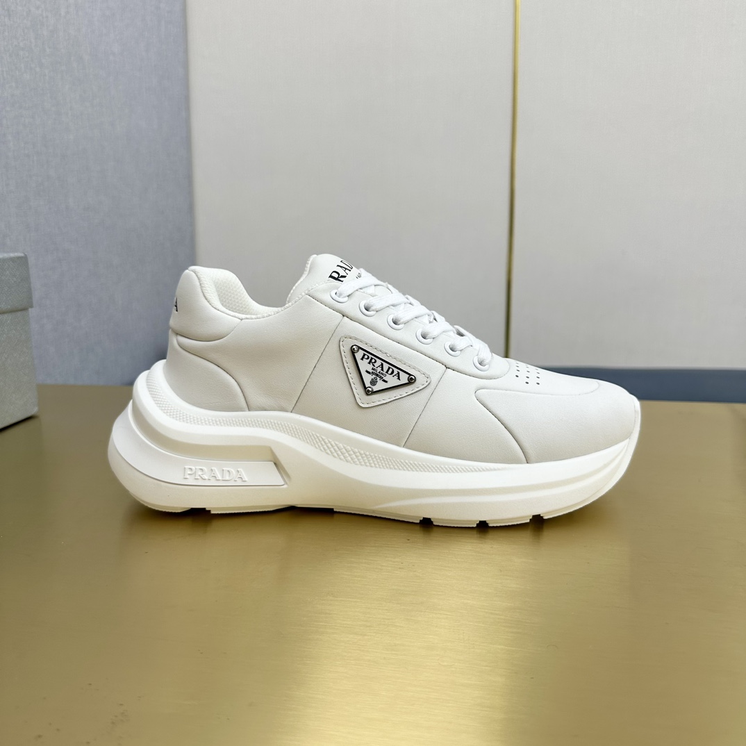 NO:256626,Prada is shipped with high quality, fashionable and casual, trendy and versatile style, relaxed and sporty upper imported cowhide leather breathable mesh lining, original personalized fashion EVA outsole, light and comfortable on the feet, footbed sheepskin, size 39-45 (38 and 46 can be customized), casual shoes/sports shoes, prada, sneakers, cowhide, sheepskin19860909普拉达高品质出货,时尚休闲、潮流百搭之款,轻松运动风,鞋面意大利进口牛皮透气网布内里,原版个性时尚EVA大底,上脚轻巧舒适,垫脚羊皮,码数39-45（38、46可以订做）,休闲鞋/运动鞋,prada,sneakers,cowhide,sheepskin,Women's Shoes