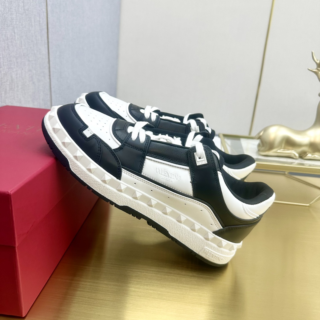 p360
VALENTINO华伦最新配色爆款,购入原版1:1复刻 官网同步 最新时尚潮鞋。 套楦工艺 。与原版工艺完全一致,用原版材料作为样版开发,呈现高端大气上档次!内里是透气舒适又不会变型的原版材质!全套包装都是原版一比一订制!上图必卖的顶端产品!35-46