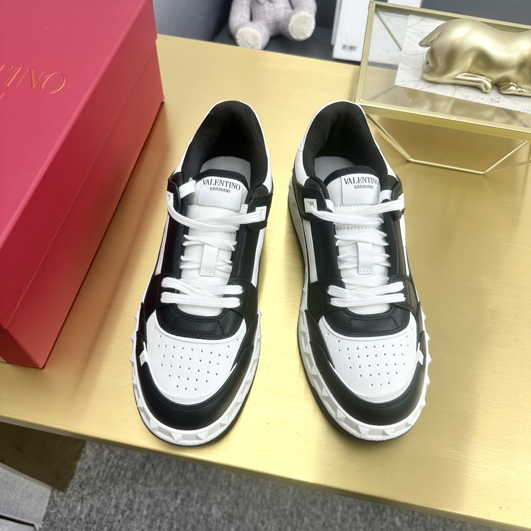 p360
VALENTINO华伦最新配色爆款,购入原版1:1复刻 官网同步 最新时尚潮鞋。 套楦工艺 。与原版工艺完全一致,用原版材料作为样版开发,呈现高端大气上档次!内里是透气舒适又不会变型的原版材质!全套包装都是原版一比一订制!上图必卖的顶端产品!35-46