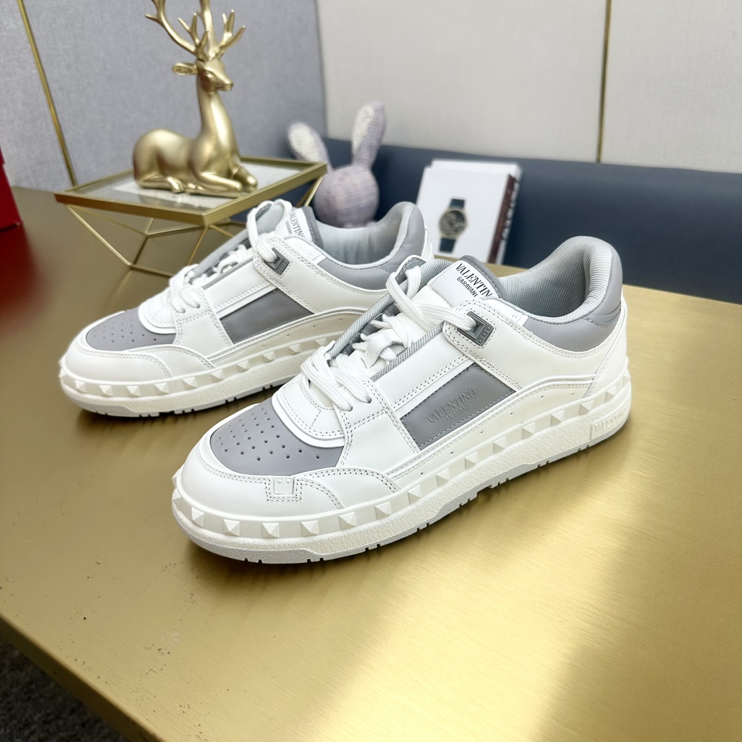 p360
VALENTINO华伦最新配色爆款,购入原版1:1复刻 官网同步 最新时尚潮鞋。 套楦工艺 。与原版工艺完全一致,用原版材料作为样版开发,呈现高端大气上档次!内里是透气舒适又不会变型的原版材质!全套包装都是原版一比一订制!上图必卖的顶端产品!35-46