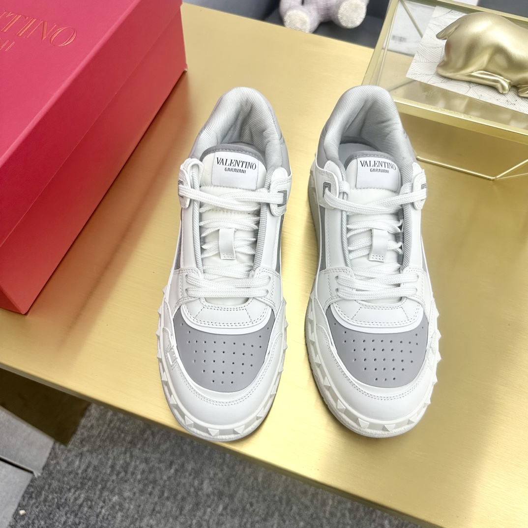 p360
VALENTINO华伦最新配色爆款,购入原版1:1复刻 官网同步 最新时尚潮鞋。 套楦工艺 。与原版工艺完全一致,用原版材料作为样版开发,呈现高端大气上档次!内里是透气舒适又不会变型的原版材质!全套包装都是原版一比一订制!上图必卖的顶端产品!35-46