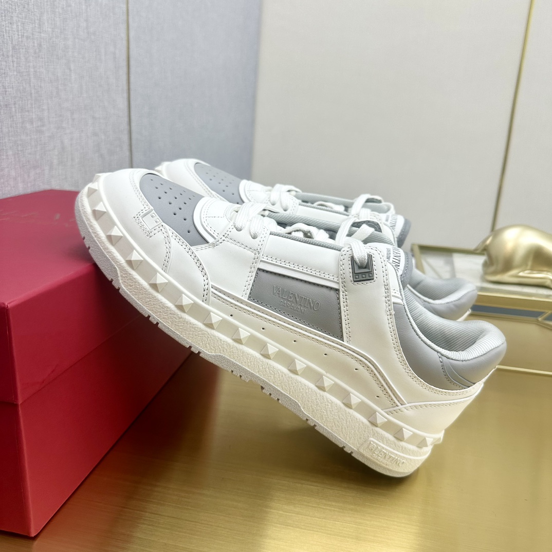 p360
VALENTINO华伦最新配色爆款,购入原版1:1复刻 官网同步 最新时尚潮鞋。 套楦工艺 。与原版工艺完全一致,用原版材料作为样版开发,呈现高端大气上档次!内里是透气舒适又不会变型的原版材质!全套包装都是原版一比一订制!上图必卖的顶端产品!35-46