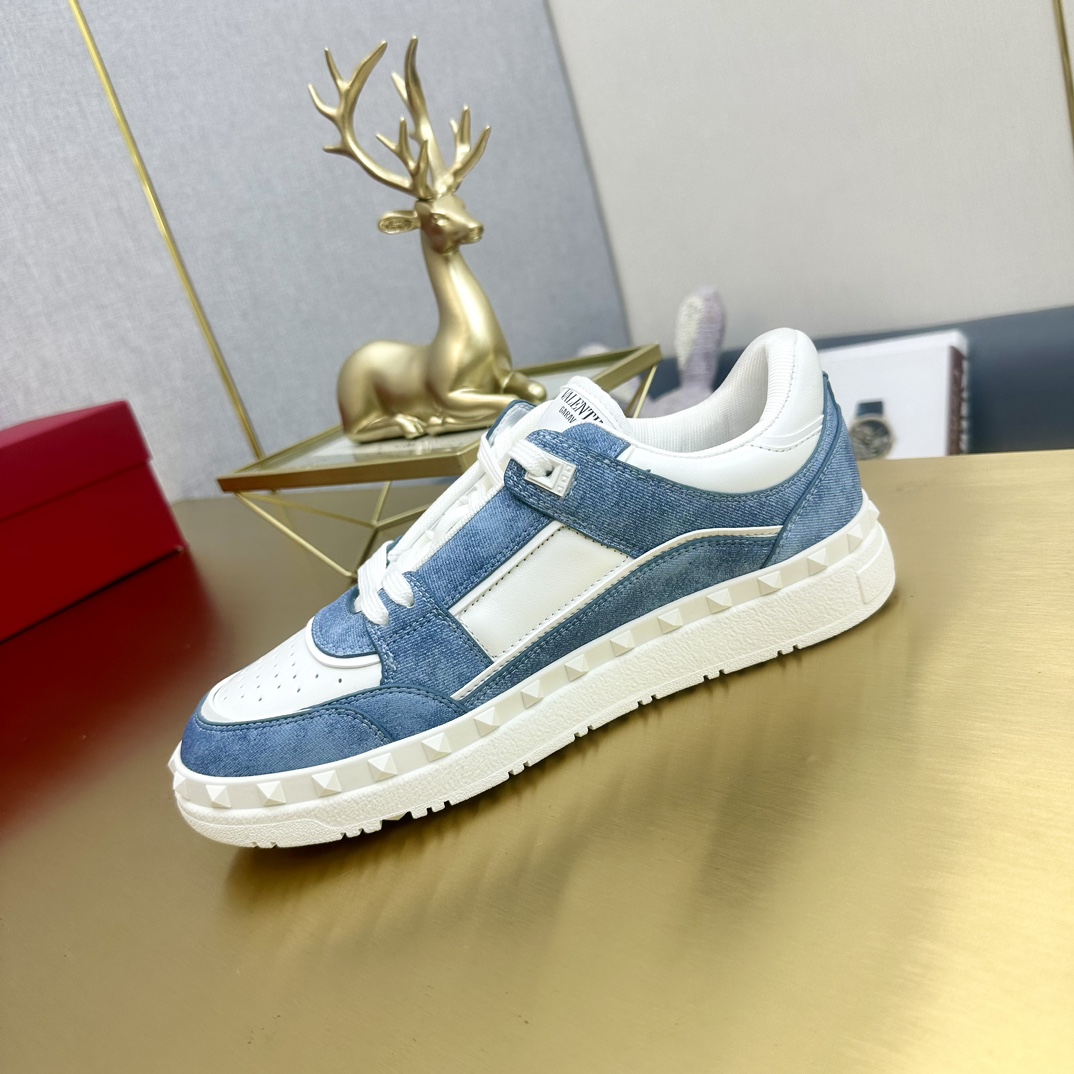 p360
VALENTINO华伦最新配色爆款,购入原版1:1复刻 官网同步 最新时尚潮鞋。 套楦工艺 。与原版工艺完全一致,用原版材料作为样版开发,呈现高端大气上档次!内里是透气舒适又不会变型的原版材质!全套包装都是原版一比一订制!上图必卖的顶端产品!35-46