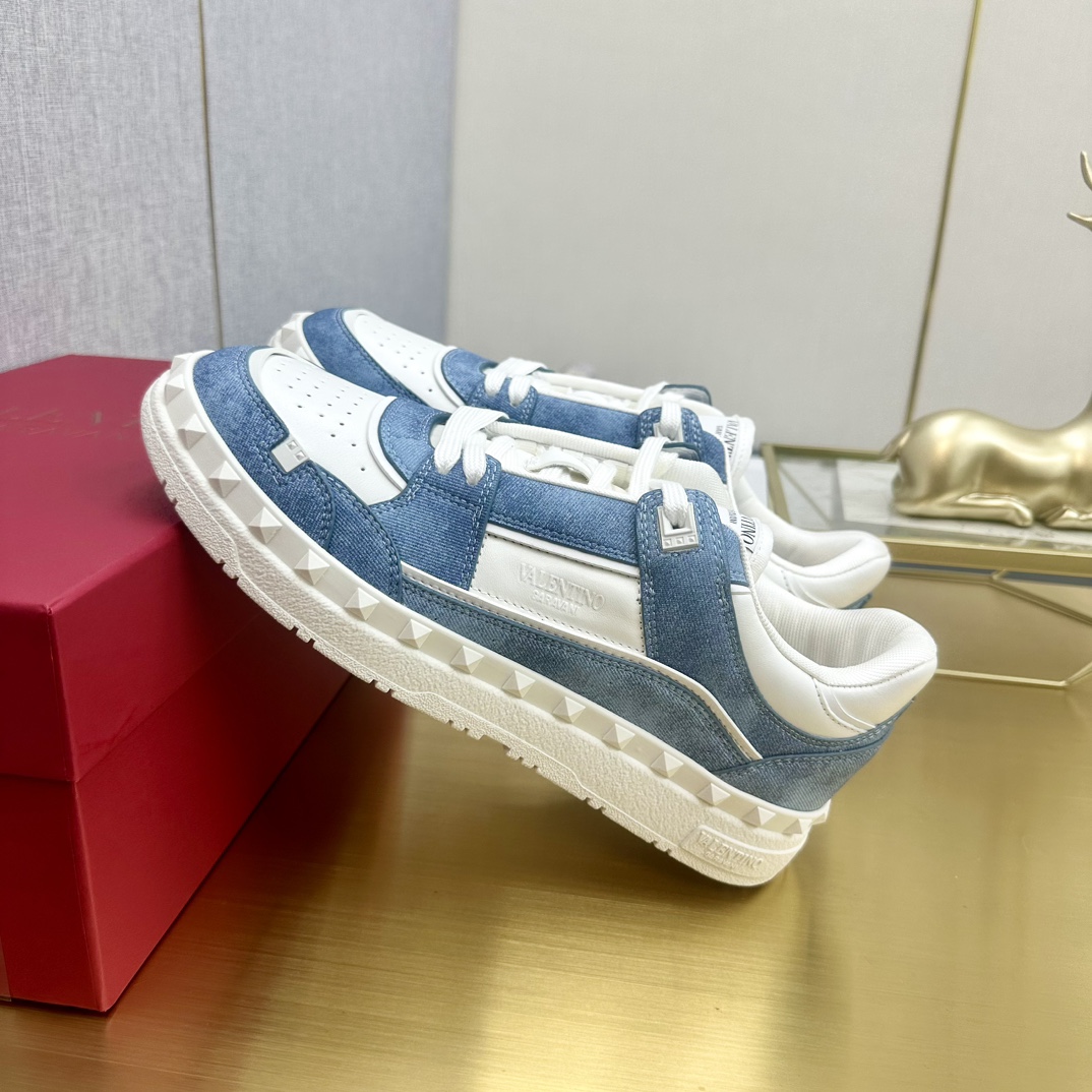 p360
VALENTINO华伦最新配色爆款,购入原版1:1复刻 官网同步 最新时尚潮鞋。 套楦工艺 。与原版工艺完全一致,用原版材料作为样版开发,呈现高端大气上档次!内里是透气舒适又不会变型的原版材质!全套包装都是原版一比一订制!上图必卖的顶端产品!35-46