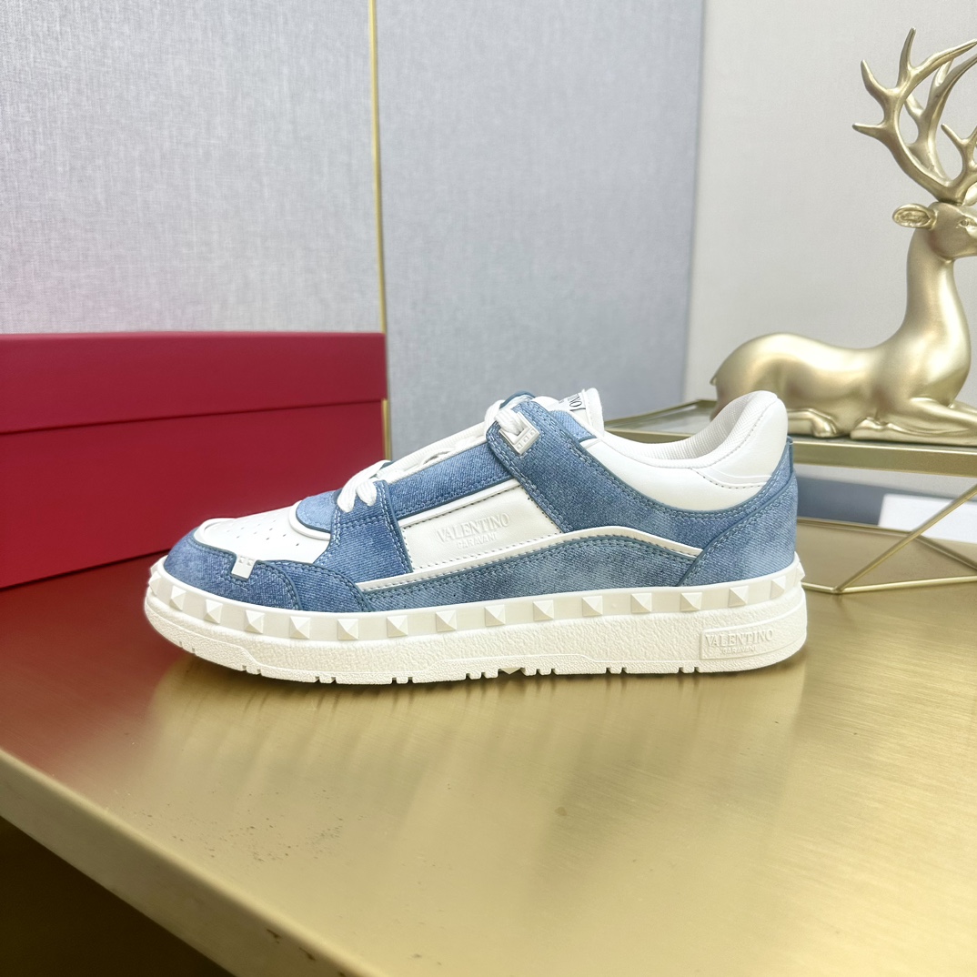 p360
VALENTINO华伦最新配色爆款,购入原版1:1复刻 官网同步 最新时尚潮鞋。 套楦工艺 。与原版工艺完全一致,用原版材料作为样版开发,呈现高端大气上档次!内里是透气舒适又不会变型的原版材质!全套包装都是原版一比一订制!上图必卖的顶端产品!35-46