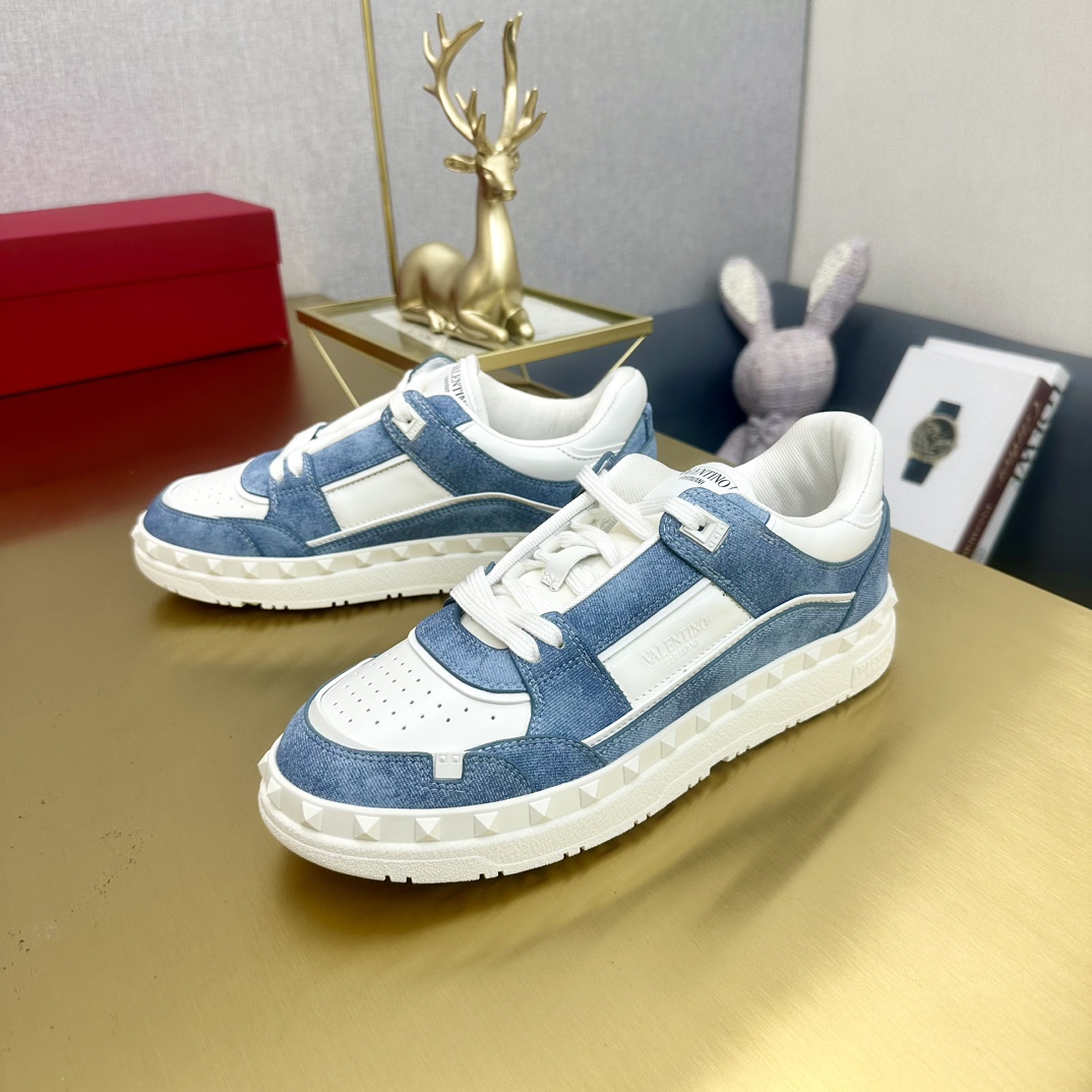p360
VALENTINO华伦最新配色爆款,购入原版1:1复刻 官网同步 最新时尚潮鞋。 套楦工艺 。与原版工艺完全一致,用原版材料作为样版开发,呈现高端大气上档次!内里是透气舒适又不会变型的原版材质!全套包装都是原版一比一订制!上图必卖的顶端产品!35-46