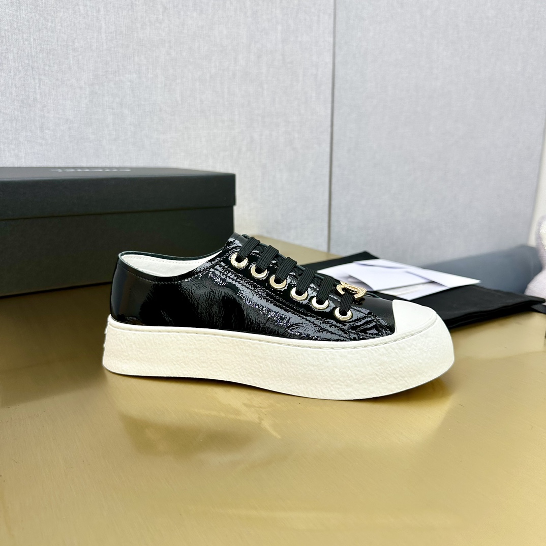 Chanel香奈儿 2024春夏版 クラシックデザインのスニーカー