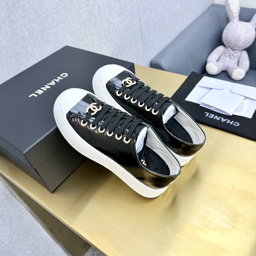 Chanel香奈儿 2024春夏版 クラシックデザインのスニーカー