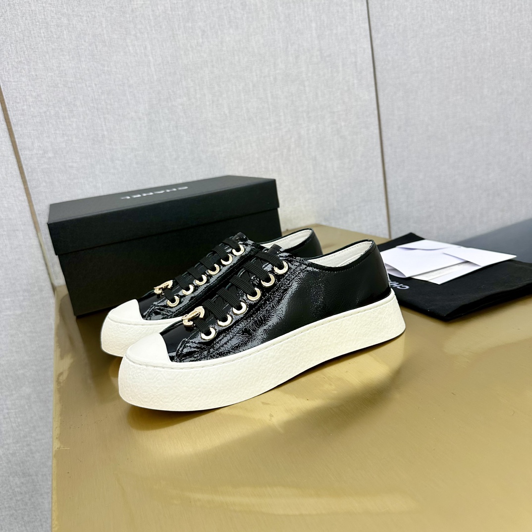Chanel香奈儿 2024春夏版 クラシックデザインのスニーカー