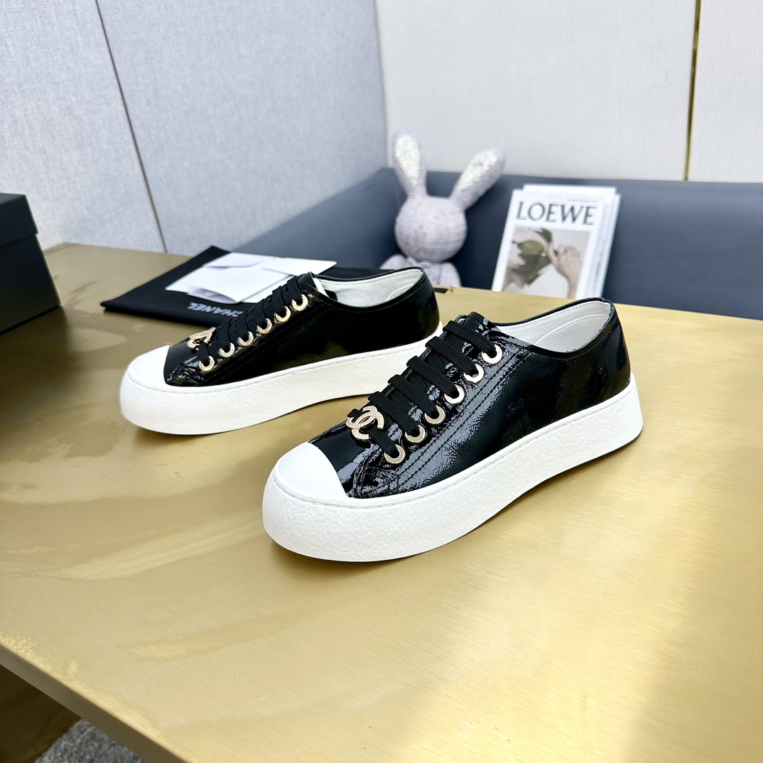 Chanel香奈儿 2024春夏版 クラシックデザインのスニーカー