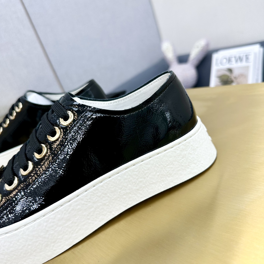 Chanel香奈儿 2024春夏版 クラシックデザインのスニーカー