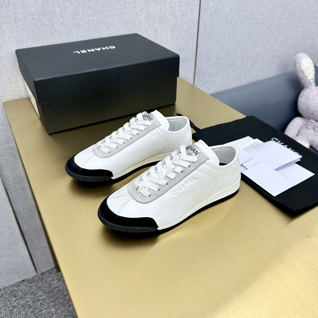 NO:649415,The top version of Chanel Chanel 24P Xiaoxiang moral training shoes sneakers casual sports shoes baseball shoes original purchase development and production C home counter another super hot style, the love of Internet celebrity bloggers and ladies, various praises on social platforms, super popular high texture breathable super spring and summer, seeing this issue always arouses the inner desire of fashion among girls. The latest suede material classic black and white color scheme is very fashionable on the feet and easy to care for.  Exquisite packaging at the delivery counter. Fabric: Original custom imported first-layer cowhide. Customized soft sheepskin lining. Original open-molded TPU color matching outsole. Bottom thickness 2.5CM. Size: Women's 35-39 (custom-made 40, casual shoes/sports shoes, chanel, chanel, chanel, sneakers, cowhide, sheepskin, chamois leather).19860909顶级版本 Chanel 香奈儿 24P 小香 德训鞋 球鞋 休闲 运动鞋 棒球鞋 原版购入开发 做货 C家 专柜又一超级大爆款,网红博主小姐姐们的挚爱,社交平台的各种夸赞,人气超高质感透气超级春夏,看到这期总能唤起少女内心对时髦的诉求 最新麂皮材质 经典黑白配色 上脚时髦感十足 容易打理 配送专柜精美包装 面料:原版定制进口头层牛皮 内里定制柔软羊皮里 鞋底原版开模TPU拼色大底 底厚2.5CM Size : 女款35-39（40订做,休闲鞋/运动鞋,chanel,chanel,chanel,sneakers,cowhide,sheepskin,chamois leather,Women's Shoes