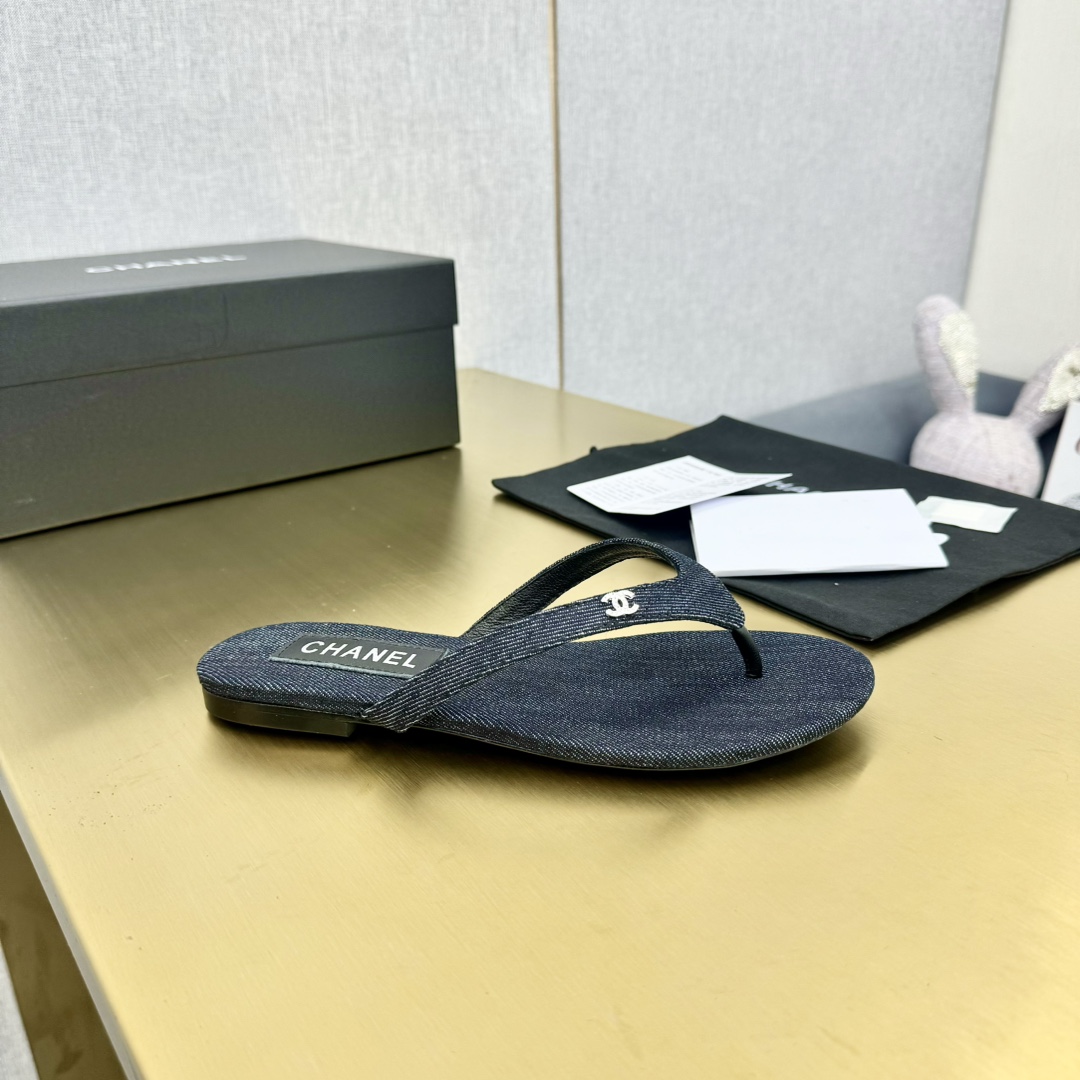 NO:234886,Top version Chanel Chanel 24P catwalk clip-toe slippers, sandals Super beautiful and high-end pair of summer slippers, the cloth is younger and more fashionable than leather. It is too friendly to girls to wear, and it is a perfect height-enhancing tool! The upper is original customized fabric/calf leather inner sheepskin water table/outsole original mold opening, genuine leather outsole size 35-39 (customized by 40/41), split-toe shoes, chanel, chanel, sandals, slippers, cowhide, sheepskin, Leather soles19860909顶级版本 chanel香奈儿小香24P走秀款夹趾拖鞋,凉鞋 超级无敌美且增高的一双夏日拖鞋,布面比皮质更年轻时髦些.上脚对女生太友好,妥妥的增高神器! 鞋面原版定制布面/小牛皮 内里羊皮 水台/大底原版开模,真皮大底 码数35-39(40/41订做）,分趾鞋,chanel,chanel,sandals,slippers,cowhide,sheepskin,Leather soles,Women's Shoes