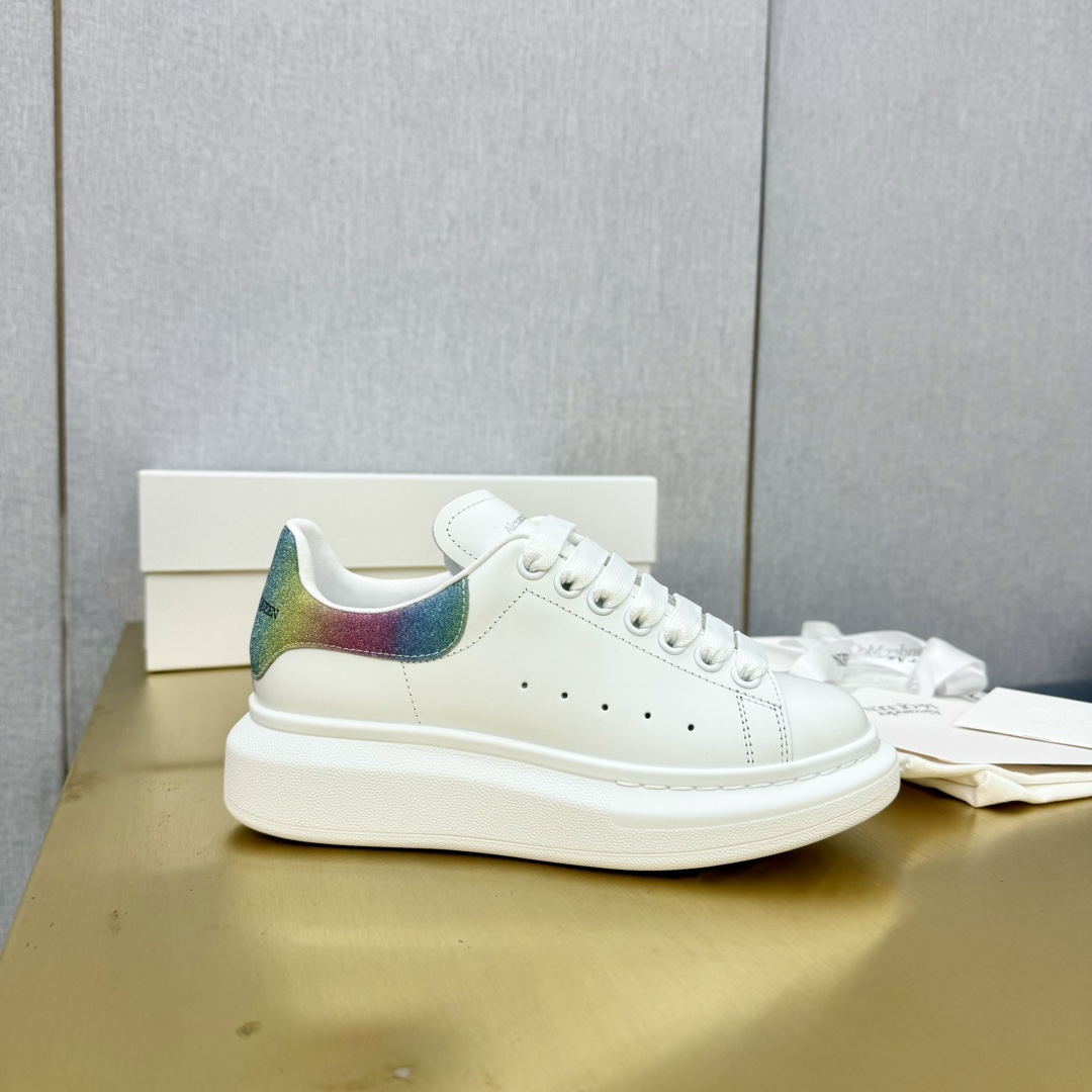 NO:168345,Couple model Top version 2024 latest McQueen white shoes original 11 perfect replica delivery latest counter full set packaging full series color styles are constantly updated Customized fabric original matte silk cowhide inner lining imported water dyed sheepskin inner lining / original custom soft cowhide pads Super clear high temperature air compressed logo soft latex pads Outsole rubber TPU vacuum sole/IP foam original sole, thick sole approximately 4cm Size women M34-40 men M38-45, casual shoes/sports shoes, alexander mcqueen, sneakers, cowhide, sheepskin19860909情侣款 顶级版 2024最新款麦昆小白鞋原版11完美复刻配送最新专柜全套包装全系列颜色款式不断更新 面料定制原版哑光丝绸牛皮 内里进口水染羊皮内里/原版定制柔软牛皮垫 垫脚超清晰高温空压logo柔软乳胶垫 大底橡胶TPU抽真空底/IP发泡原版底,厚底约4cm 尺码女M34-40 男M38-45,休闲鞋/运动鞋,alexander mcqueen,sneakers,cowhide,sheepskin,Women's Shoes