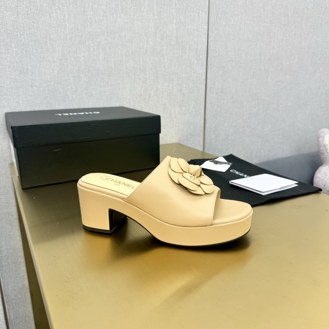 NO:234878,Top version CHANEL 24c new product, diamond-shaped thick-soled sponge sandals and slippers, a sandal series that must be bought in summer. It is literary and fashionable. The dressing rate is too high. The thick sole is really yyds in terms of lengthening legs. It is versatile and comfortable. It becomes a big and long legs in seconds when it comes to the feet!  Imported lambskin upper, inner foot pad is silk sheepskin, large sole original open mold genuine leather sole, heel high water table thickness 5cm, heel height 8cm, size 35-39 (customized by 40/41), high heels, chanel, chanel, sandals, high heels, slippers, sheepskin, Leather soles19860909顶级版本 CHANEL 香奈儿24c新品 菱格厚底松糕凉鞋拖鞋 夏天一定要入的凉拖系列 可文艺可时髦 穿搭率实在太高了 厚底在拉长腿方面真的yyds 百搭舒适 上脚秒变大长腿！ 鞋面进口小羊皮 内里垫脚是丝绸羊皮 大底原版开模真皮大底 跟高水台厚5cm,跟高8cm 码数35-39（40/41定制）,高跟鞋,chanel,chanel,sandals,high heels,slippers,sheepskin,Leather soles,Women's Shoes