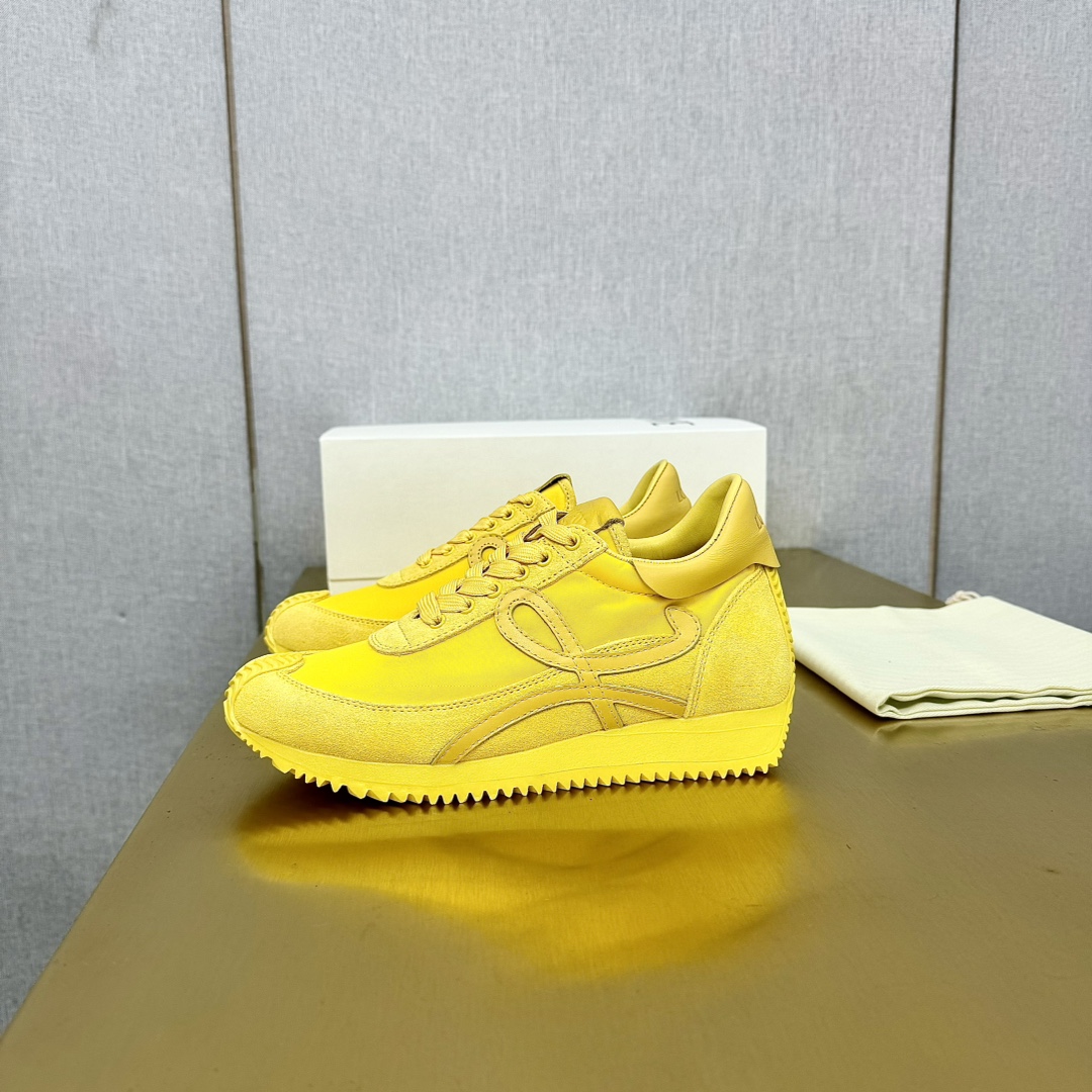 NO:629298,'Exclusive Top Version' Long-term production of LOEWE Loewe's latest 2025 color matching moral training series [couples' moral training shoes] The fastest purchase of the original development on the entire network, which will not be outdated for several years, super classic series, the favorite check-in shoes of Internet celebrities, the fastest shipment, the exclusive original version is one to one mold opening, all materials and details are the same as the zp original version, please look for the highest version on the market... Fabric: Cow sheepskin and down cloth Lining: Sheepskin  Feet: cowhide injection molded into raised feet. Outsole: original molded multi-layer combination non-slip and wear-resistant sole. Packaging: original full set of packaging. Size: female 35-40 male 39-45 (female 40. male 45.46 does not support return or exchange). Color: official website updated simultaneously, casual shoes/sports shoes, loewe, loewe, sneakers, down jacket, cowhide, sheepskin.19860909《独家顶级版本》 长期做货 LOEWE罗意威德2025最新配色德训全系列【情侣款代德训鞋】 全网最快购入原版开发,穿几年不过时的,超级经典系列,网红最热爱的打卡神鞋,最快出货,独家原版一比一开模,所有材料,细节根zp原版无差别,请认准高市场上最高版本…… 面料:牛猄羊皮羽绒布搭配 内里:羊皮 垫脚:牛皮注塑成增高型垫脚 大底:原版开模多层组合防滑耐磨底 包装:原版全套包装 码数:女35-40男39-45（女40.男45.46不支持退换） 颜色:官网同步更新,休闲鞋/运动鞋,loewe,loewe,sneakers,down jacket,cowhide,sheepskin,Women's Shoes