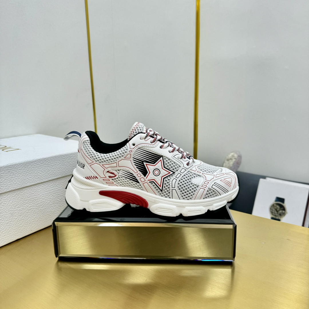 NO:415075,DIOR CHRONO DIO High-version. Original development of new TPU film super light and extremely soft combination sole. Sports style...sports shoes... dad shoes... super beautiful and amazing... celebrities and internet celebrities from all walks of life are putting on the feet. The dazzling logo is classic and versatile all seasons... The painting style sneakers that you can fall in love with at a glance; the mix of leather and mesh painting art materials. The CD logo outlined by the thin lines on the side is unique. The details are full... The quality is completely consistent with the counter. The configuration of the original packaging of the counter. SIZE35-40 (41 can be customized), dad shoes, dior, dior, sneakers19860909DIOR CHRONO 迪奥高版本. 原版开发全新TPU吸膜超轻极软组合大底. 运动风格…运动鞋..老爹鞋.. 上脚超美超赞..各路明星网红纷纷上脚..耀眼logo经典百搭四季皆宜..一眼就能爱上的绘画风格运动鞋；皮革与网面绘画艺术材质的混搭.侧面细线勾勒的CD logo别出心栽..细节满满… 品质完全与专柜一致..配置专柜原版包装. SIZE35-40（41可订做）,老爹鞋,dior,dior,sneakers,Women's Shoes