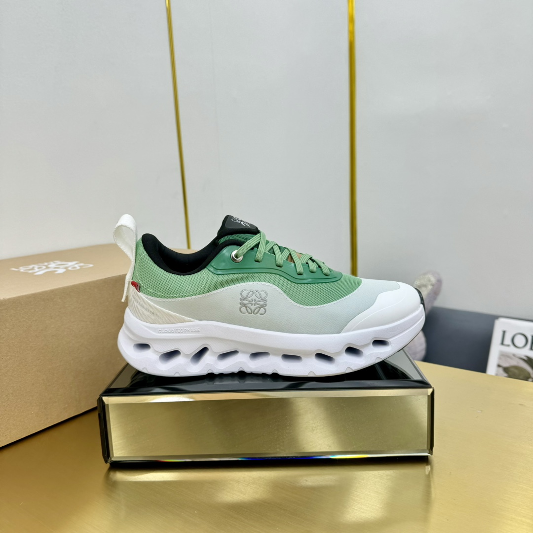 NO:259082,Couple model 35-45 Loewe/Loewe x on cioudtilt2.0 running shoes Couple model Loewe x on cyoudtilt x on cyoudow new collaborative series of running shoes The brand and Swiss high-performance sports brand On jointly create this series of works designed for urban and outdoor life, fully demonstrating the technological quality that contains sustainable concepts. This cooperation combines OnOnOnOnOnOnOn with professional technology and loewe’s exquisite craftsmanship, and is specially designed for urban life and outdoor sports. The upper is made of recycled polyester fiber and mesh fabric. It uses exclusive rubber sole, with the classic Loewe logo printed on the side of the shoe, decorated with full coverage of seam details. Size 36-45 (for women 40 men 45 custom-made, non-return and exchange), casual shoes/sports, loewe, loewe, sneakers19860909情侣款35-45 Loewe/罗意威 x on cioudtilt2.0跑鞋情侣款罗意威 x on 昂跑全新合作系列跑步鞋 品牌与瑞士高性能运动品牌on携手打造的此系列作品专为城市与户外生活而设,充分彰显蕴含可持续理念的科技品质. 此次合作,将on昂跑专业技术和loewe罗意威的精湛工艺结合,运用在的制作和设计中,专为城市生活和户外运动打造. 鞋面由再生聚酯纤维和网眼布制成 采用独家橡胶鞋底,鞋侧印有loewe罗意威经典logo,饰有全覆盖贴缝细节. 尺码36-45（女40 男45订做不退换）,休闲鞋/运动鞋,loewe,loewe,sneakers,Women's Shoes