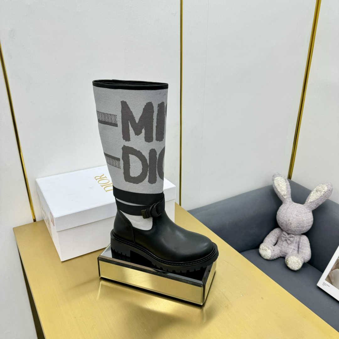 NO:593540,Cloth cover and full leather cover Dior boots CD [love] [love] Dior's most popular low-heeled knight boots in autumn and winter [lips] [lips] original development. The fabric is made of D-Major electric embroidery color-blocking letter logo one to one. [lips] [lips] lining sheepskin code 35-40 color; black gray black cowhide, boots, dior, boots, cowhide, sheepskin19860909布面全皮面 迪奥长靴 CD[爱心][爱心]迪奥秋冬季最火一脚蹬低跟骑士靴 [嘴唇][嘴唇]原版开发 面料采用D- Major电绣拼色字母logo一比一 制作 [嘴唇][嘴唇]内里羊皮 码35-40 颜色；黑色 灰色 黑牛皮,靴子,dior,boots,cowhide,sheepskin,Women's Shoes