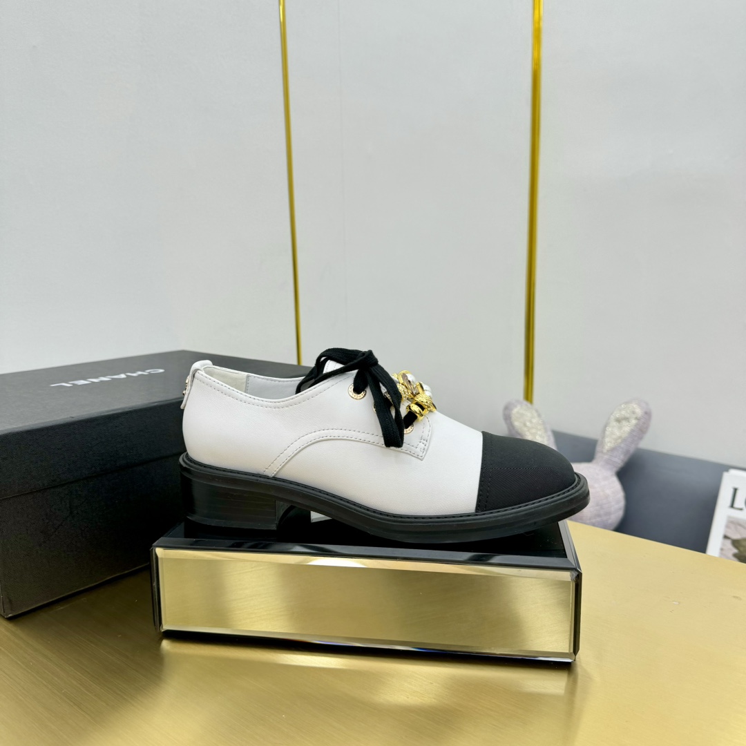 NO:265700,Rubber sole, genuine leather sole Chane* 24 autumn and winter double C thick sole ankle boots. The top-level original single version of calf leather upper is delicate and full of texture, showing an elegant and noble temperament. The embellishment of pearls makes this boot exude an elegant charm, as if it is the perfect accessory for autumn and winter. The design of the mid-heel 5 cm is not only tall, but also comfortable, making your pace more confident and stable. The considerate concave and convex camellia pattern rubber thick sole has strong grip and provides good support. My family produces the top version on the market, and buys ZP for comparison. The whole pair of boots has been made of ZP from leather, sole, and craftsmanship. Soles zp concave and convex pattern rubber sole. Heel is about 5cm upper material ZP calf leather size35-41 (40,41 custom-made without return)  Packaging Xiaoxiang full set of high-end packaging, single shoes, chanel, boots, cowhide, Leather soles19860909橡胶底,真皮大底 Chane*小香24秋冬双C厚底踝靴短靴  顶级原单版小牛皮材质的鞋面,细腻且质感十足,彰显出优雅高贵的气质.而珍珠的点缀,更使这款靴子散发出典雅的韵味,仿佛是秋冬季的完美配饰.中跟5厘米的设计,既显高挑身材,又不失舒适度,让你的步伐更加自信稳健.贴心凹凸山茶花纹路橡胶厚底,抓地力强,提供良好的支撑.  我家出品的就是市面顶级版,购入ZP对比做货.整对靴子从皮料、鞋底、工艺,都对ZP一直做货 鞋底zp凹凸花纹橡胶底 鞋跟约5cm 鞋面材质ZP小牛皮 size35-41（40,41定做不退换） 包装小香全套高端包装,单鞋,chanel,boots,cowhide,Leather soles,Women's Shoes