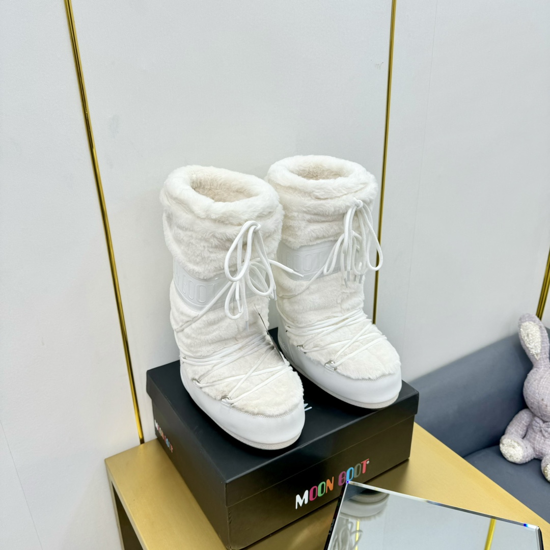 NO:537009,Moon Boot's latest autumn and winter snow boots series...Ugly cute snow boots Forget UGG, fashionable people are wearing Moon Boot snow boots If you can't accept the revival of UGG, now there is a more alternative snow boot that has been back. The inner height is 4 cm, that is Moon Boot Moon Boot was very popular in the millennium. Back then, celebrities such as paris hilton and victoria beckham often wore it. Now the Y2K trend is popular again. The same QQ show outfit of Piyou. The ugly and cute snow boots that were shown by ten thousand people have turned red again. It is neither distinguished between men and women. Looking at the giant, it looks slim and warm and easy to wear. Fabric: 70 cotton 30 plastic Inner: silk cotton inner liner Foot pad: silk cotton inner liner Outsole: thermoplastic rubber Sole thickness: 4cm  Size#35-41 (41 customization, no return or exchange), snow boots, boots19860909Moon Boot 秋冬最新款雪地靴系列……丑萌雪地短靴 忘了UGG吧,时髦人都在穿Moon Boot雪地靴 如果你难以接受UGG的复兴 那现在有一款更另类的雪地靴又杀回来了 内增高4 cm那就是Moon Boot月亮靴 在千禧年就已经非常火了 当年paris hilton、victoria beckham 等名人经常穿它,如今Y2K风潮再次流行 痞幼同款QQ秀穿搭 万人大秀的丑萌雪地靴重新翻红 不分男女不分左右 看着巨无霸巨显瘦还暖和好穿 面料: 70棉纶30塑料 内里: 丝绵内胆 垫脚: 丝绵内胆 大底: 热塑性橡胶 底厚:4cm Size#35-41（41定制不退换）,雪地靴,boots,Women's Shoes