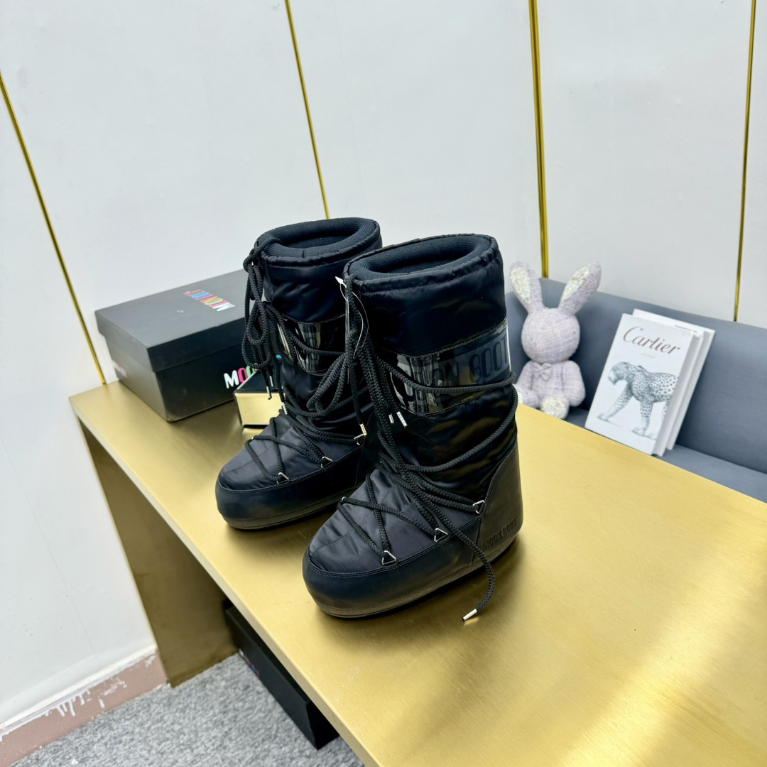 NO:537010,Cloth Moon Boot The latest autumn and winter snow boots series...Ugly cute snow boots Forget UGG, fashionable people are wearing Moon Boot snow boots If you can't accept the revival of UGG, now there is a more alternative snow boot that has been back. The inner height is 4 cm, that is Moon Boot Moon Boots was very popular in the millennium. Back then, celebrities such as paris hilton and victoria beckham often wore it. Now the Y2K trend is popular again. The same QQ show outfit of Piyou. The ugly and cute snow boots that were shown by ten thousand people have turned red again. It is neither distinguished between men and women. Looking at the giant, it looks slim and warm and easy to wear. Fabric: 70 cotton 30 plastic Inner: silk cotton inner liner Foot pad: silk cotton inner liner Outsole: thermoplastic rubber Sole thickness: 4cm  Size#35-41 (41 customization, no return or exchange), snow boots, boots19860909布款 Moon Boot 秋冬最新款雪地靴系列……丑萌雪地短靴 忘了UGG吧,时髦人都在穿Moon Boot雪地靴 如果你难以接受UGG的复兴 那现在有一款更另类的雪地靴又杀回来了 内增高4 cm那就是Moon Boot月亮靴 在千禧年就已经非常火了 当年paris hilton、victoria beckham 等名人经常穿它,如今Y2K风潮再次流行 痞幼同款QQ秀穿搭 万人大秀的丑萌雪地靴重新翻红 不分男女不分左右 看着巨无霸巨显瘦还暖和好穿 面料: 70棉纶30塑料 内里: 丝绵内胆 垫脚: 丝绵内胆 大底: 热塑性橡胶 底厚:4cm Size#35-41（41定制不退换）,雪地靴,boots,Women's Shoes