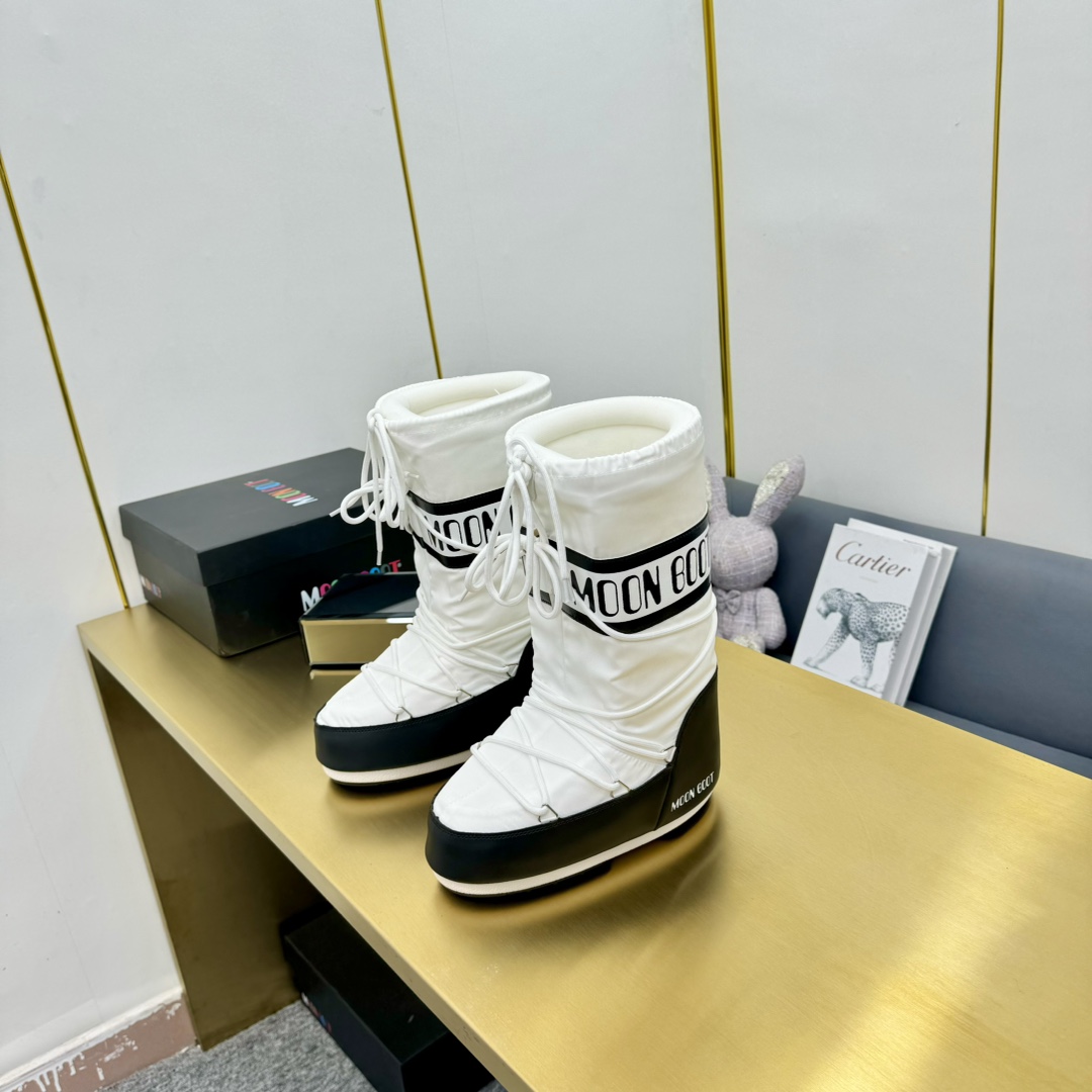 NO:537013,Moon Boot's latest autumn and winter snow boots series...Ugly cute snow boots Forget UGG, fashionable people are wearing Moon Boot snow boots If you can't accept UGG's revival, then there is a more alternative snow boot that has been back. The inner height is 4 cm, that is Moon Boot Moon Boot was very popular in the millennium. Back then, celebrities such as paris hilton and victoria beckham often wore it. Now the Y2K trend is popular again. The same QQ show outfit of Piyou. The ugly and cute snow boots that were shown by tens of thousands of people have turned red again. It is neither distinguished between men and women. Looking at the giant, it looks slim and warm and easy to wear. Fabric: 70 cotton 30 plastic. Inner: silk cotton inner liner. Foot pad: silk cotton inner liner. Outsole: thermoplastic rubber. Sole thickness: 4cm  Size#35-41 (41 customization, no return or exchange), snow boots, boots19860909Moon Boot 秋冬最新款雪地靴系列……丑萌雪地短靴 忘了UGG吧,时髦人都在穿Moon Boot雪地靴 如果你难以接受UGG的复兴 那现在有一款更另类的雪地靴又杀回来了 内增高4 cm那就是Moon Boot月亮靴 在千禧年就已经非常火了 当年paris hilton、victoria beckham 等名人经常穿它,如今Y2K风潮再次流行 痞幼同款QQ秀穿搭 万人大秀的丑萌雪地靴重新翻红 不分男女不分左右 看着巨无霸巨显瘦还暖和好穿 面料: 70棉纶30塑料 内里: 丝绵内胆 垫脚: 丝绵内胆 大底: 热塑性橡胶 底厚:4cm Size#35-41（41定制不退换）,雪地靴,boots,Women's Shoes