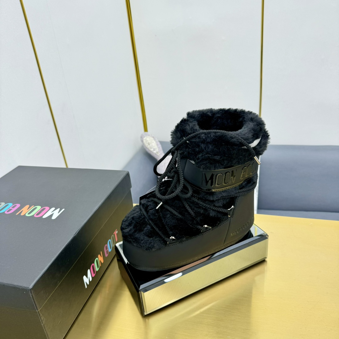 NO:537002,Moon Boot's latest autumn and winter snow boots series...Ugly cute snow boots Forget UGG, fashionable people are wearing Moon Boot snow boots If you can't accept the revival of UGG, now there is a more alternative snow boot that has been back. The inner height is 4 cm, that is Moon Boot Moon Boot was very popular in the millennium. Back then, celebrities such as paris hilton and victoria beckham often wore it. Now the Y2K trend is popular again. The same QQ show outfit of Piyou. The ugly and cute snow boots that were shown by ten thousand people have turned red again. It is neither distinguished between men and women. Looking at the giant, it looks slim and warm and easy to wear. Fabric: 70 cotton 30 plastic Inner: silk cotton inner liner Foot pad: silk cotton inner liner Outsole: thermoplastic rubber Sole thickness: 4cm  Size#35-41 (41 customization, no return or exchange), snow boots, boots19860909Moon Boot 秋冬最新款雪地靴系列……丑萌雪地短靴 忘了UGG吧,时髦人都在穿Moon Boot雪地靴 如果你难以接受UGG的复兴 那现在有一款更另类的雪地靴又杀回来了 内增高4 cm那就是Moon Boot月亮靴 在千禧年就已经非常火了 当年paris hilton、victoria beckham 等名人经常穿它,如今Y2K风潮再次流行 痞幼同款QQ秀穿搭 万人大秀的丑萌雪地靴重新翻红 不分男女不分左右 看着巨无霸巨显瘦还暖和好穿 面料: 70棉纶30塑料 内里: 丝绵内胆 垫脚: 丝绵内胆 大底: 热塑性橡胶 底厚:4cm Size#35-41（41定制不退换）,雪地靴,boots,Women's Shoes