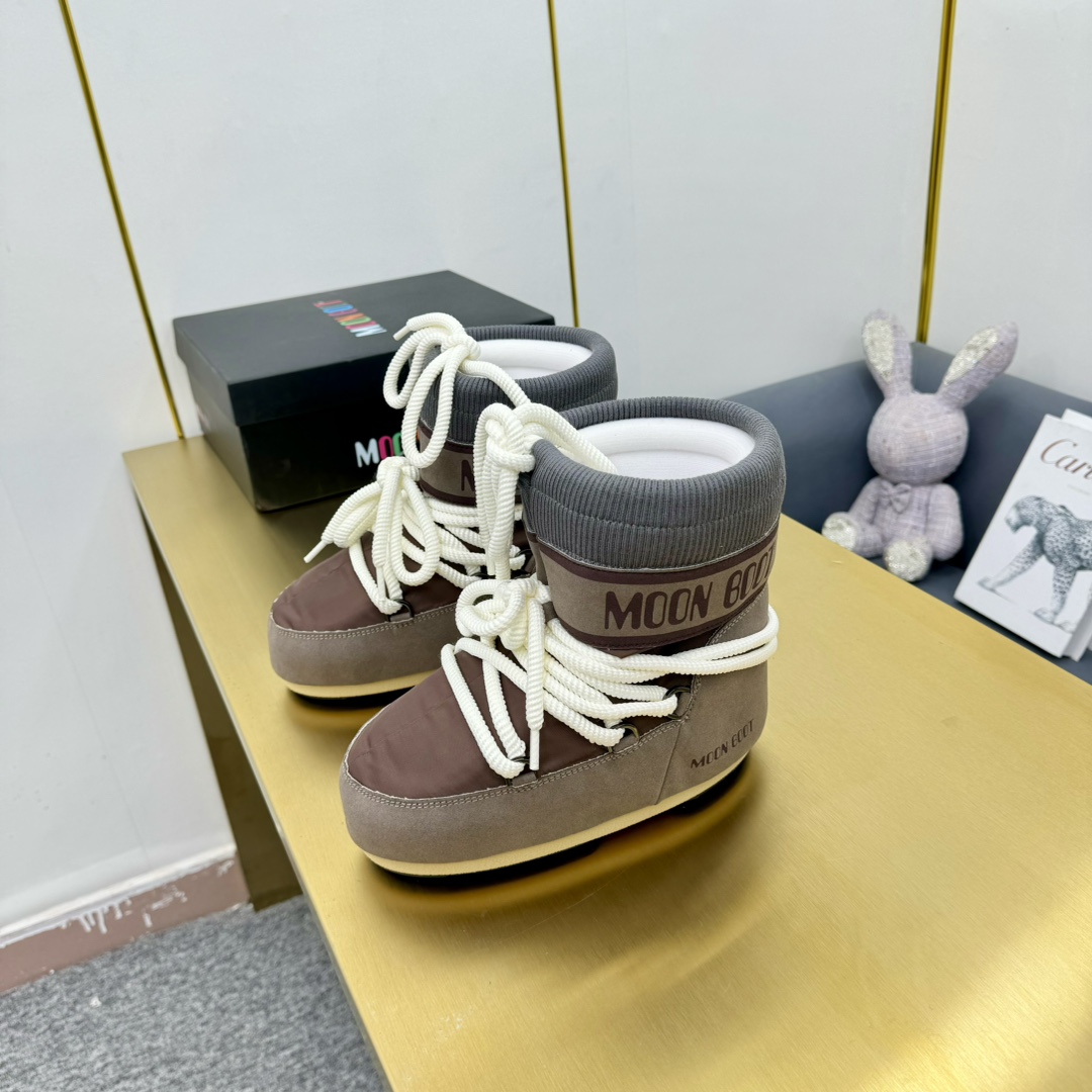 NO:537003,Cloth boots Moon Boot The latest autumn and winter snow boots series... Ugly cute snow boots Forget UGG, fashionable people are wearing Moon Boot snow boots If you can't accept UGG's revival, then there is a more alternative snow boot that has been back. The inner height is 4 cm, that is Moon Boot Moon Boots was already very popular in the millennium. At that time, celebrities such as paris hilton and victoria beckham often wore it. Now the Y2K trend is popular again. The same QQ show outfit of Piyou. The ugly and cute snow boots that were shown by ten thousand people have turned red again. It is neither distinguished between men and women. Looking at the giant, it looks slim and warm and easy to wear. Fabric: 70 cotton 30 plastic. Inner: silk cotton inner liner. Foot pad: silk cotton inner liner. Outsole: thermoplastic rubber. Sole thickness: 4cm  Size#35-41 (41 customization, no return or exchange), snow boots, boots19860909布款短靴 Moon Boot 秋冬最新款雪地靴系列……丑萌雪地短靴 忘了UGG吧,时髦人都在穿Moon Boot雪地靴 如果你难以接受UGG的复兴 那现在有一款更另类的雪地靴又杀回来了 内增高4 cm那就是Moon Boot月亮靴 在千禧年就已经非常火了 当年paris hilton、victoria beckham 等名人经常穿它,如今Y2K风潮再次流行 痞幼同款QQ秀穿搭 万人大秀的丑萌雪地靴重新翻红 不分男女不分左右 看着巨无霸巨显瘦还暖和好穿 面料: 70棉纶30塑料 内里: 丝绵内胆 垫脚: 丝绵内胆 大底: 热塑性橡胶 底厚:4cm Size#35-41（41定制不退换）,雪地靴,boots,Women's Shoes