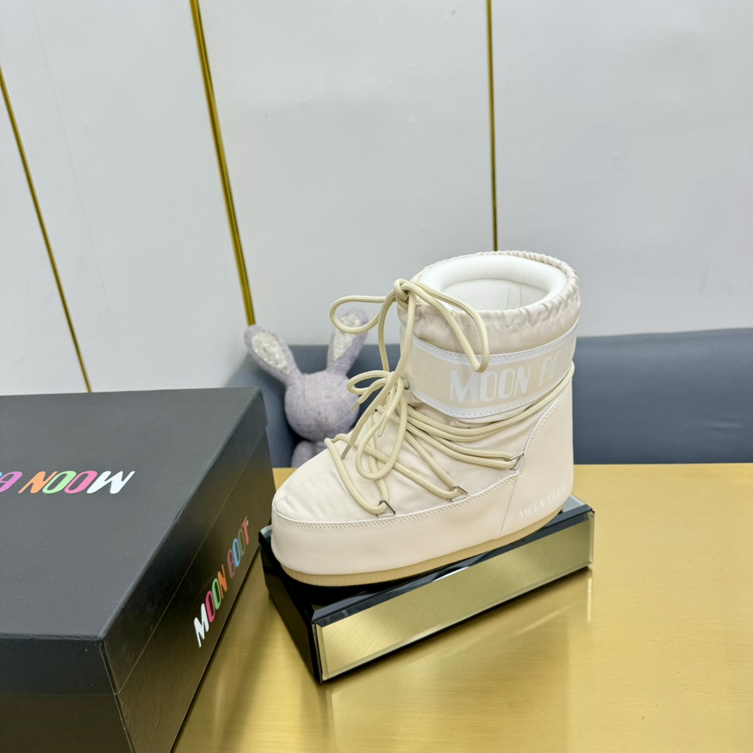 NO:537000,Cloth boots Moon Boot The latest autumn and winter snow boots series... Ugly cute snow boots Forget UGG, fashionable people are wearing Moon Boot snow boots If you can't accept UGG's revival, then there is a more alternative snow boot that has been back. The inner height is 4 cm, that is Moon Boot Moon Boots was already very popular in the millennium. At that time, celebrities such as paris hilton and victoria beckham often wore it. Now the Y2K trend is popular again. The same QQ show outfit of Piyou. The ugly and cute snow boots that were shown by ten thousand people have turned red again. It is neither distinguished between men and women. Looking at the giant, it looks slim and warm and easy to wear. Fabric: 70 cotton 30 plastic. Inner: silk cotton inner liner. Foot pad: silk cotton inner liner. Outsole: thermoplastic rubber. Sole thickness: 4cm  Size#35-41 (41 customization, no return or exchange), snow boots, boots19860909布款短靴 Moon Boot 秋冬最新款雪地靴系列……丑萌雪地短靴 忘了UGG吧,时髦人都在穿Moon Boot雪地靴 如果你难以接受UGG的复兴 那现在有一款更另类的雪地靴又杀回来了 内增高4 cm那就是Moon Boot月亮靴 在千禧年就已经非常火了 当年paris hilton、victoria beckham 等名人经常穿它,如今Y2K风潮再次流行 痞幼同款QQ秀穿搭 万人大秀的丑萌雪地靴重新翻红 不分男女不分左右 看着巨无霸巨显瘦还暖和好穿 面料: 70棉纶30塑料 内里: 丝绵内胆 垫脚: 丝绵内胆 大底: 热塑性橡胶 底厚:4cm Size#35-41（41定制不退换）,雪地靴,boots,Women's Shoes