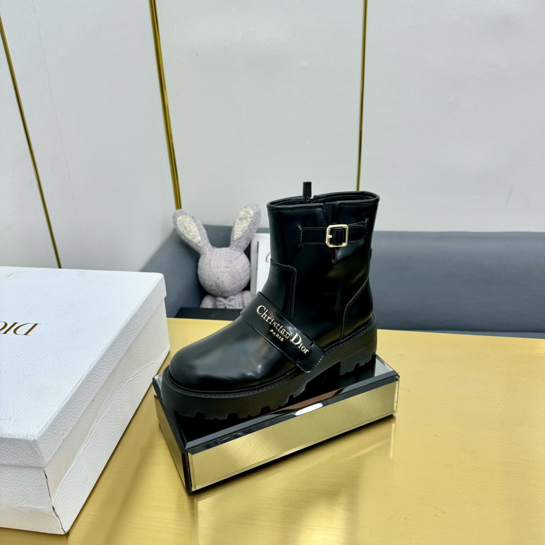 NO:593542,DIOR CHRONO Dior short boots. High version counter new product. Original purchase. Original development and 1:1 production. Exclusive original mold opening and no color difference hardware. Dazzling classic versatile CD logo with unique design. Exclusive brand zipper. Calfskin surface and open edge beaded cowhide surface. Cowhide lining. Original EVA foam outsole.. Bottom height is about 4cm.  Full of details...The quality is completely consistent with that of the counter..It is equipped with the original packaging of the counter. 2 colors SIZE35-40 (41 can be customized), boots, dior, dior, boots, cowhide19860909DIOR CHRONO 迪奥短靴. 高版本专柜新品. 原版购入. 原版开发1:1做货. 独家原版开模无色差五金件. 耀眼经典百搭CD logo别出心栽..品牌专属拉链. 小牛皮面与开边珠牛皮面. 牛皮内里. 原版EVA发泡大底.. 底高约4cm. 细节满满…品质完全与专柜一致..配置专柜原版包装. 2色入 SIZE35-40（41可订做）,靴子,dior,dior,boots,cowhide,Women's Shoes