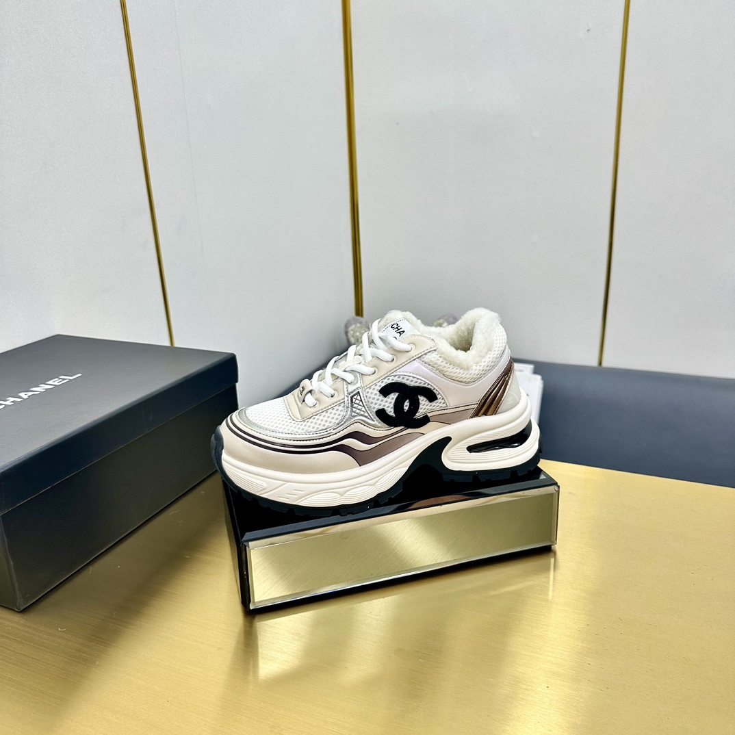 NO:234875,Chanel Chanel 2025 Early Spring Vacation Series Latest Casual Sports Shoes Silver White, Gold White, Silver Gray, Black Red!  Invincible and beautiful and easy to wear. Very lightweight, the inner is also super soft, super comfortable, the upper is breathable, the color scheme is high-end and durable. Versatile. The upper is cowhide and the cloth is spliced. The inner is full of real wool--original foam combination sole. Size 35-40. Casual shoes/sports shoes, chanel, chanel, sneakers, cowhide19860909chanel 香奈儿2025早春度假系列 最新款休闲运动鞋 银白,金白,银灰,黑红！无敌漂亮又好穿 非常轻便,内里也是超级软,超级舒服,鞋面透气设计,配色高级耐看 百搭 鞋面牛皮加布面拼接 内里全真羊毛—-原版发泡组合大底 码数35-40,休闲鞋/运动鞋,chanel,chanel,sneakers,cowhide,Women's Shoes