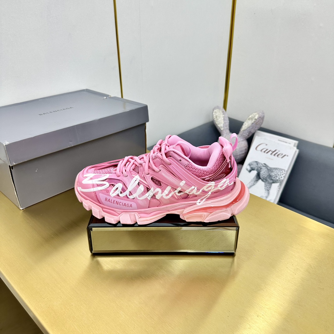 NO:438422,Paris is a 3-generation series Balenciag*a Track 3.0 low-top dad shoes, old-fashioned black graffiti, produced by famous Paris manufacturers Original large box From the inside to the outside, everything is 100% restored ZP configuration, the details are unquestionable, the top version crushes the real-mark currency on the market, the whole pair of shoes is extremely difficult from the beginning to the end, ZP is purchased and launched, the details are basically restored in place This color is lighter in old size Size 35 36 37 38 39 40 41, dad shoes, balenciaga19860909巴黎是家3代系列 Balenciag*a Track 3.0 低帮老爹鞋 做旧黑色涂鸦 知名巴黎大厂出品 原装大盒 从里到外 一切百分百还原ZP配置 细节品质毋庸置疑 顶级版碾压市面真标通货 整双鞋子从头到尾难度极高 ZP购入开版 细节基本还原到位 这个配色做旧比较轻微 尺码35 36 37 38 39 40 41,老爹鞋,balenciaga,Women's Shoes