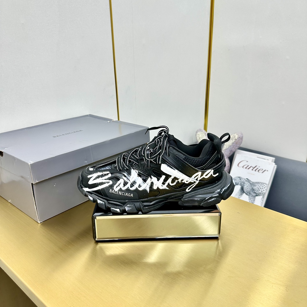 NO:438428,Paris is a 3-generation series Balenciag*a Track 3.0 low-top dad shoes, old-fashioned black graffiti, produced by famous Paris manufacturers Original large box From the inside to the outside, everything is 100% restored ZP configuration, the details are unquestionable, the top version crushes the real-mark currency on the market, the whole pair of shoes is extremely difficult from the beginning to the end, ZP is purchased and launched, the details are basically restored in place This color is lighter in old size Size 35 36 37 38 39 40 41 42 43 44 45, dad shoes, balenciaga19860909巴黎是家3代系列 Balenciag*a Track 3.0 低帮老爹鞋 做旧黑色涂鸦 知名巴黎大厂出品 原装大盒 从里到外 一切百分百还原ZP配置 细节品质毋庸置疑 顶级版碾压市面真标通货 整双鞋子从头到尾难度极高 ZP购入开版 细节基本还原到位 这个配色做旧比较轻微 尺码35 36 37 38 39 40 41 42 43 44 45,老爹鞋,balenciaga,Women's Shoes