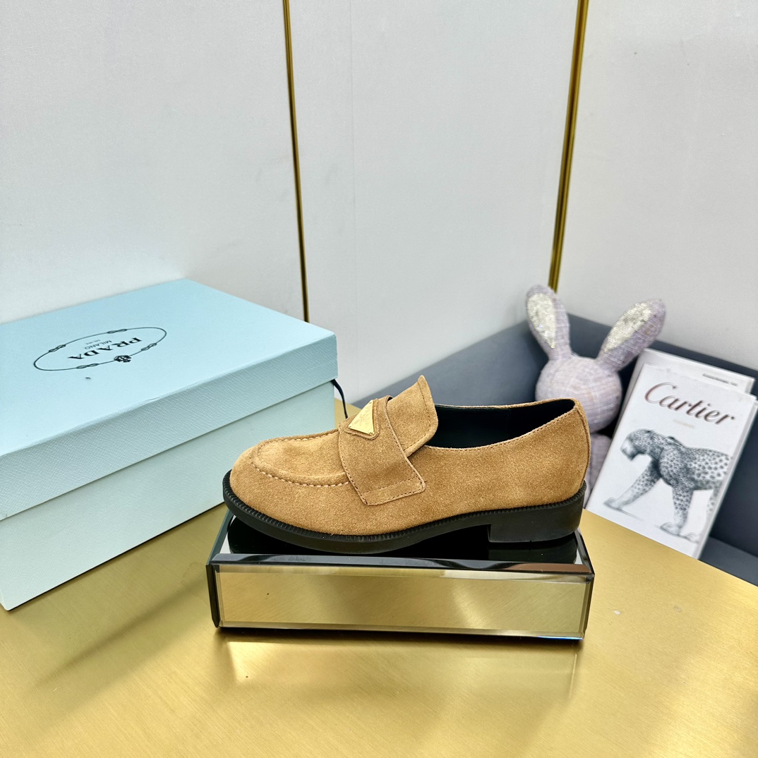 NO:259060,Top version Prada* WA new Autumn and Winter Thick-soled Loafers This leather loafer uses a thick sole, crafted details and contemporary elements add vitality, interpreting the classic in a new and fashionable language. Enamel triangle metal logo with a height of 55 mm shiny debut. Recommended by major bloggers of Xiaohongshu, 1-1 development to showcase the classic charm. Dough: imported calfskin~open edge beads, cowhide inner lining tpu outsole leather edge strips, size 35-41 (34.41 custom made without return or exchange), casual shoes/sports shoes, prada, loafers, sneakers, cowhide19860909顶级版本 Prada* WA 秋冬新款厚底乐福鞋 这款皮革乐福鞋采用厚实鞋底,匠制细节与当代元素增添活力,以全新时尚语言诠释经典. 涂珐琅三角形金属徽标 高度55毫米闪亮登场 小红书各大博主推荐,1-1开发 彰显经典魅力. 面皮:进口小牛皮～开边珠 牛皮内里 tpu大底真皮沿条 码数35一41（34.41定做不退换）,休闲鞋/运动鞋,prada,loafers,sneakers,cowhide,Women's Shoes