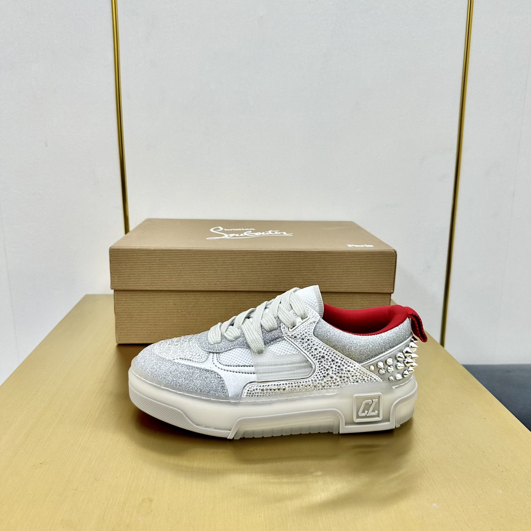 NO:439949,Diamond face Wang Junkai, Yang Mi, Ding Chengxin, Chen Muchi, Wang Ziyi The same Christian Louboutin Luboting [New Product] ASTROLOUBI Men and women's thick-soled sneakers are perfectly integrated with fashion and sporty. The fabric is made of luxurious calfskin, soft suede, smooth satin and laminated leather, and the back top is decorated with classic rivets. The inner is mixed with a knitted tongue, which increases durability, breathability and quick-drying comfort. The outsole uses EVA foaming and imported rubber combination, and the colorful outsole side CL iconic letters show the brand's unique style. It is a ceiling-level comfortable skateboard shoe!  !  !  Five colors available for current men's size 39--45 (women's size 35--40 updated), casual shoes/sports shoes, christian louboutin,sneakers,cowhide,chamois leather19860909钻面 王俊凯 杨幂 丁程鑫 陈牧驰王子异 同款Christian Louboutin路铂廷【新品】 ASTROLOUBI 男女同款厚底运动鞋红底鞋时尚与运动完美融合, 面料采用奢华小牛皮、柔软麂皮、光滑缎面以及层压真皮,及后帮配经典的铆钉装饰. 内里搭配针织鞋舌混合而成,增加了耐用、透气和速干的舒适性. 大底采用 EVA 发泡和进口橡胶组合,彩色的外底侧面 CL 标志性字母,展现出品牌的独特格调. 是一款天花板级别的舒适滑板鞋！！！ 五色可选目前男码 39--45（女码 35--40 更新中）,休闲鞋/运动鞋,christian louboutin,sneakers,cowhide,chamois leather,Women's Shoes