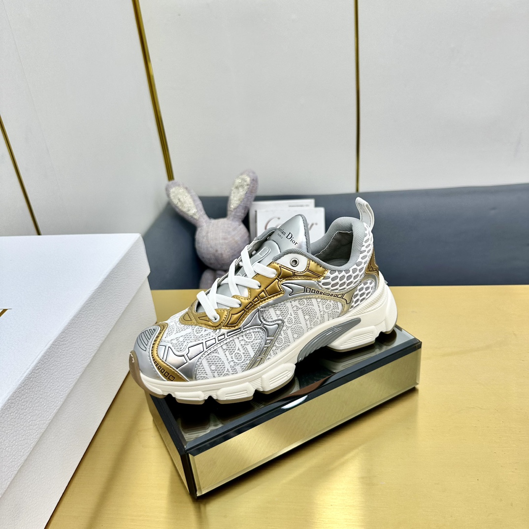 NO:166393,Top version Dior Spring and Summer Show new Vibe iconic fashionable modern sports dad shoes CD letter logo Oblique printed pattern lace-up color-blocking thick-soled running shoes Celebrity same jelly color casual women's shoes Top high-end version on the market Material: The upper adopts special craftsmanship with mesh fabric splicing metal cowhide   environmentally friendly breathable fabric inner lining   original mold opening Tpu combination sole thickness: 4CM Size: 35-40 standard size (34.41 custom-made non-return and exchange), casual shoes/sports shoes, dior, dior, sneakers, cowhide19860909顶级版本 Dior 迪奥春夏走秀新款 Vibe标志性时尚摩登运动老爹鞋 CD字母logo Oblique印花图案系带拼色厚底跑鞋 明星同款果冻色休闲女鞋 市面顶级高端版本 材质:鞋面采用特殊工艺搭配网眼织物拼接金属牛皮 环保透气织物内里 原版开模Tpu组合大底 底厚:4CM Size:35-40标准码(34.41定制不退换),休闲鞋/运动鞋,dior,dior,sneakers,cowhide,Women's Shoes