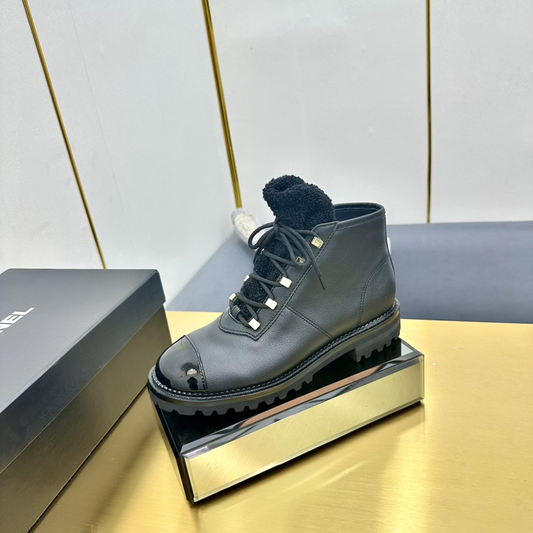 NO:489436,Top version Chanel 24A high-end handicraft workshop series New models are available first, this fall and winter must-have items Original development Private model hardware Genuine leather sole Upper cowhide inner sheepskin Size: 35-39 (ordered by 40/41), boots, chanel, boots, cowhide, sheepskin, Leather soles19860909顶级版本 Chanel 24A高级手工坊系列 新款抢先发售 今年秋冬必爆单品 原版开发 私模五金 真皮大底 鞋面牛皮 内里羊皮 Size:35-39（40/41订）,靴子,chanel,boots,cowhide,sheepskin,Leather soles,Women's Shoes