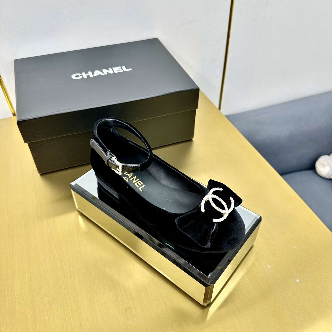 [Chanel Women