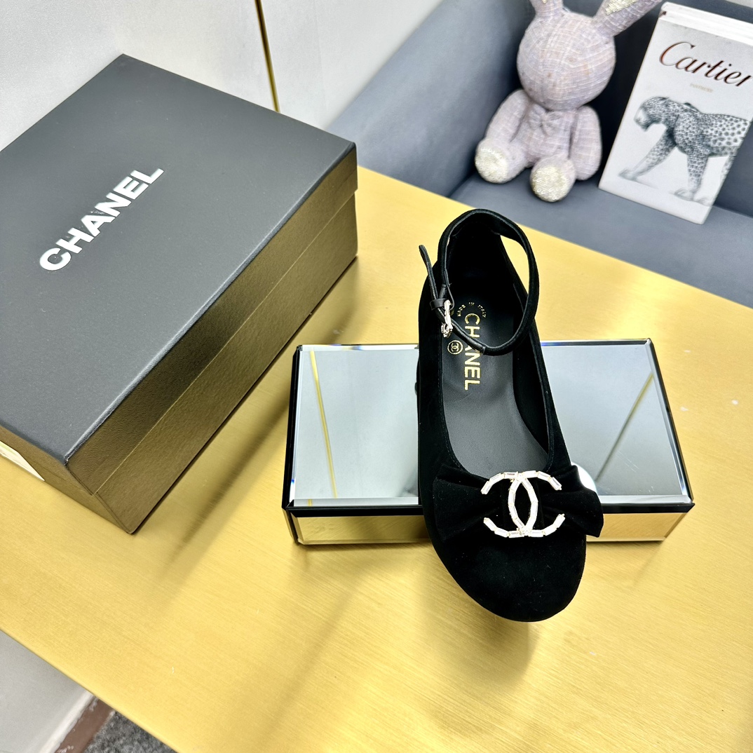 [Chanel Women